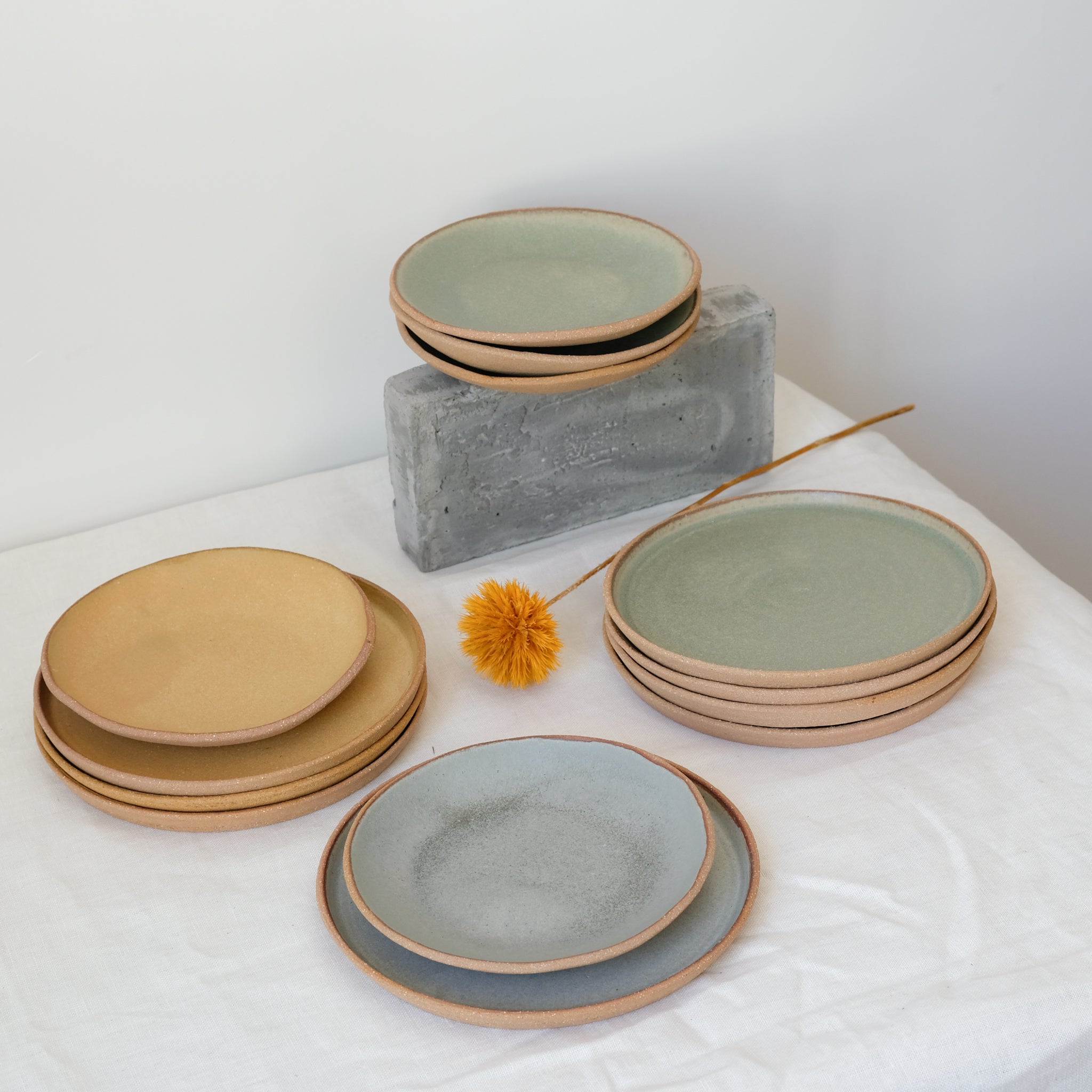 Assiette en grès vert sauge par Atelier Leto chez Brutal Ceramics