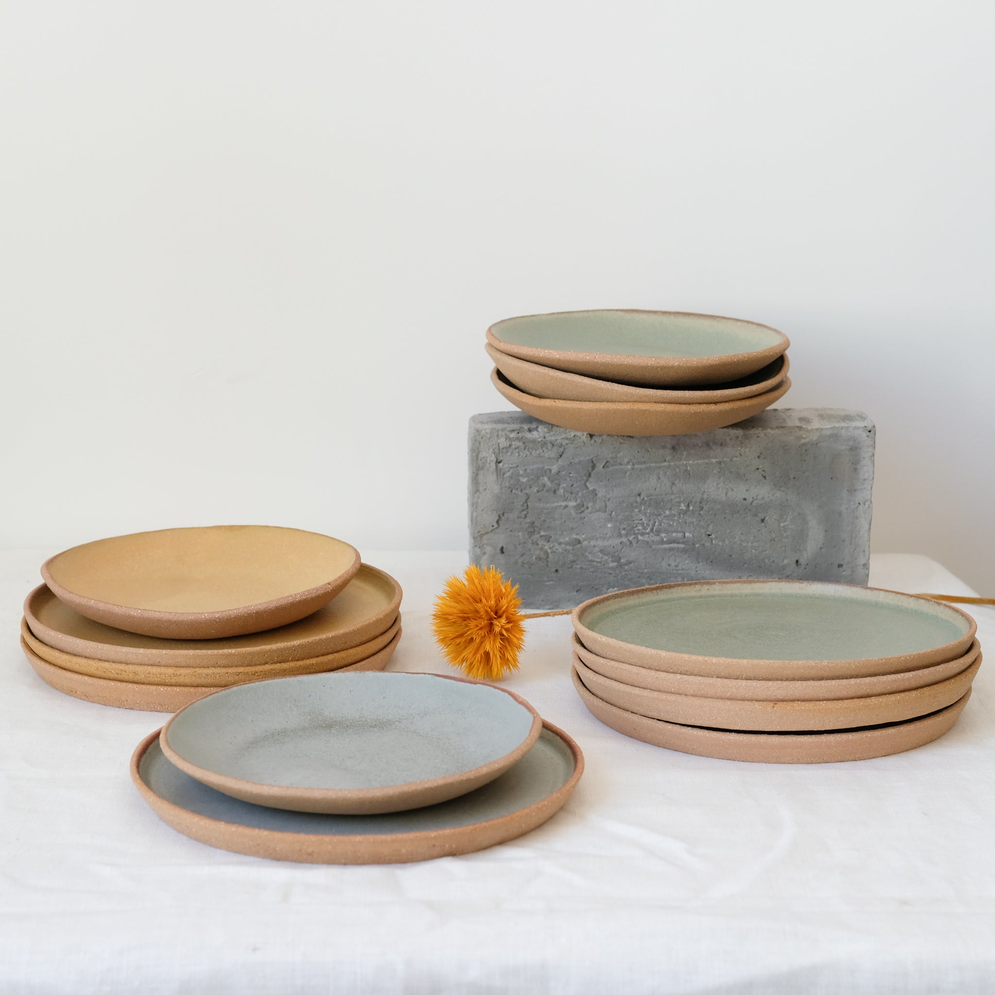 Assiette creuse en grès jaune ocre par Atelier Leto chez Brutal
