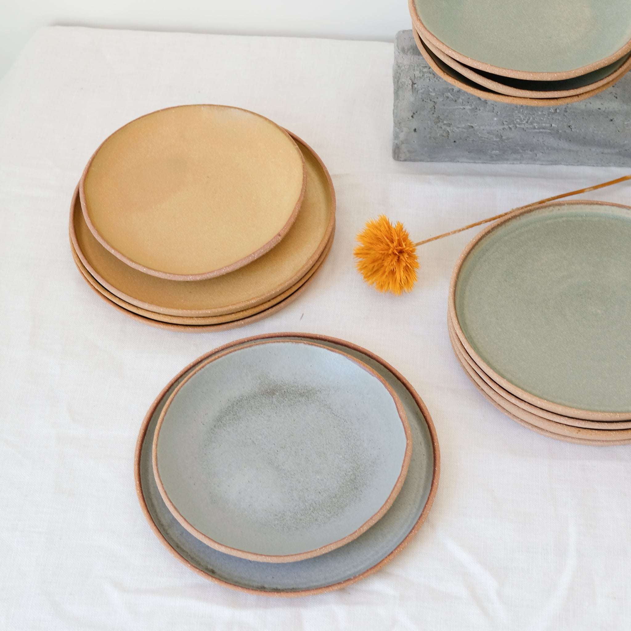 Assiette creuse en grès gris bleu par Atelier Leto chez Brutal