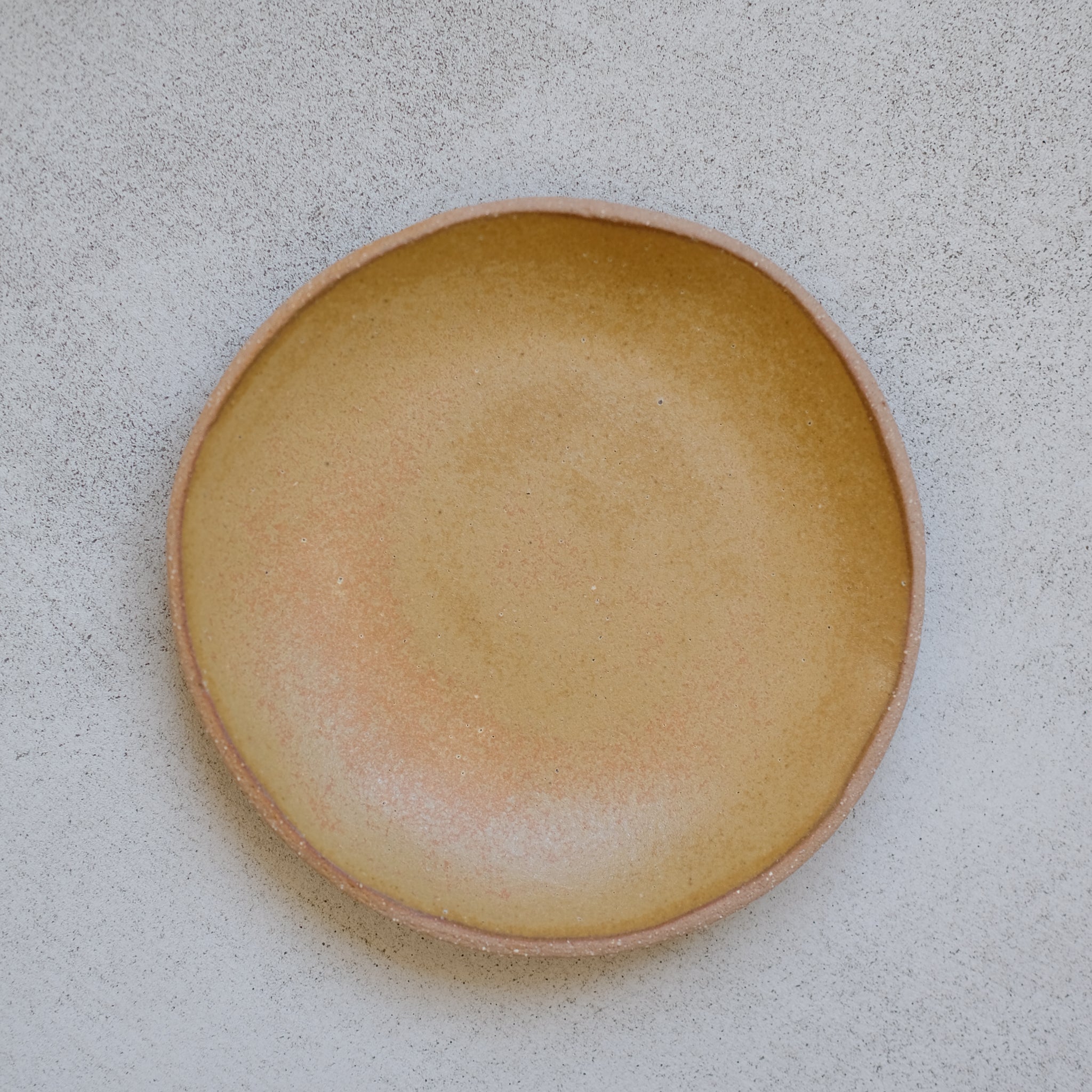 Assiette creuse en grès jaune ocre par Atelier Leto chez Brutal