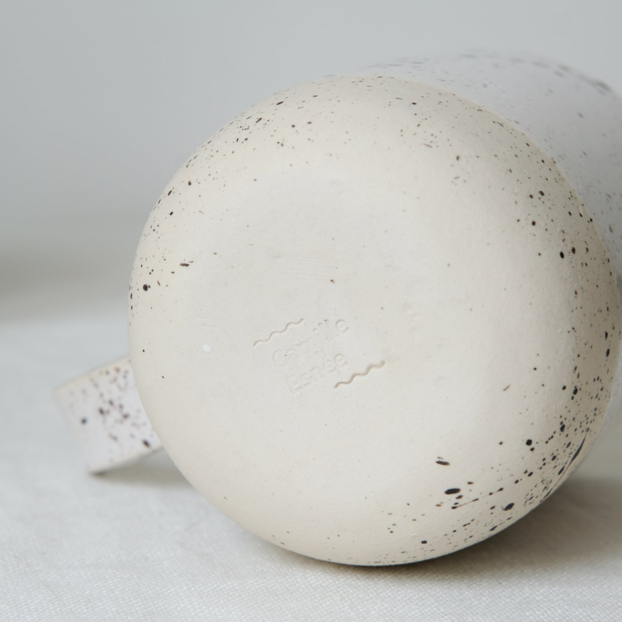 Pichet milky de la designer d'objet Camille Esnée chez Brutal Ceramics