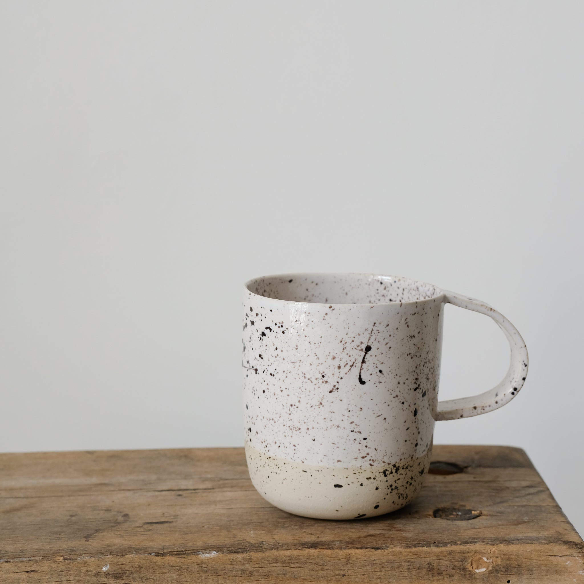 Tasse milky de la designer d'objet Camille Esnée chez Brutal Ceramics
