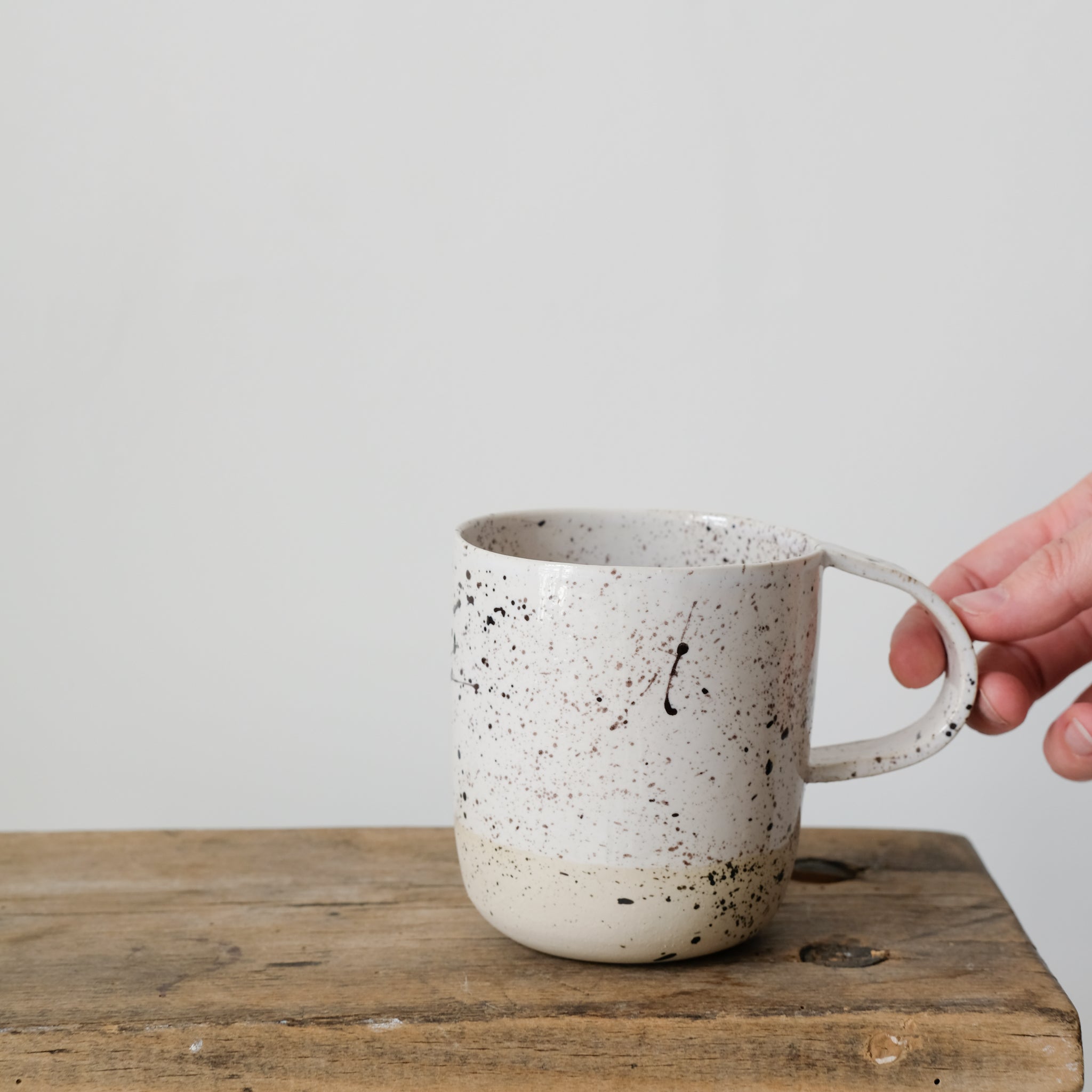 Tasse milky de la designer d'objet Camille Esnée chez Brutal Ceramics