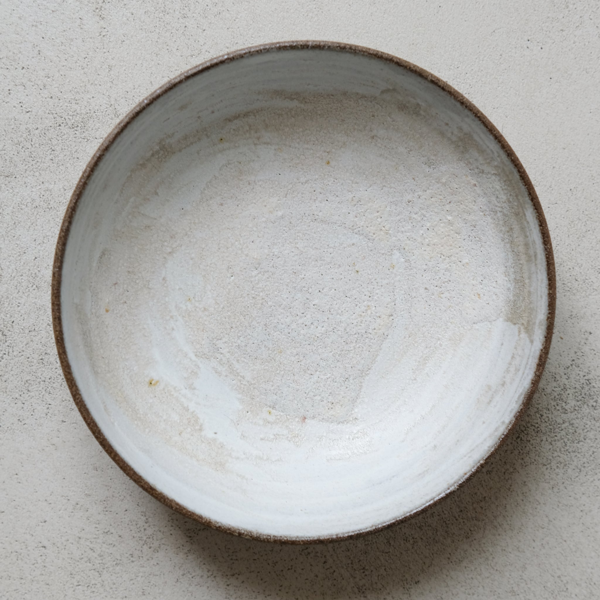 Assiette creuse en grès gris - gris perlé d'Eva Kengen chez Brutal