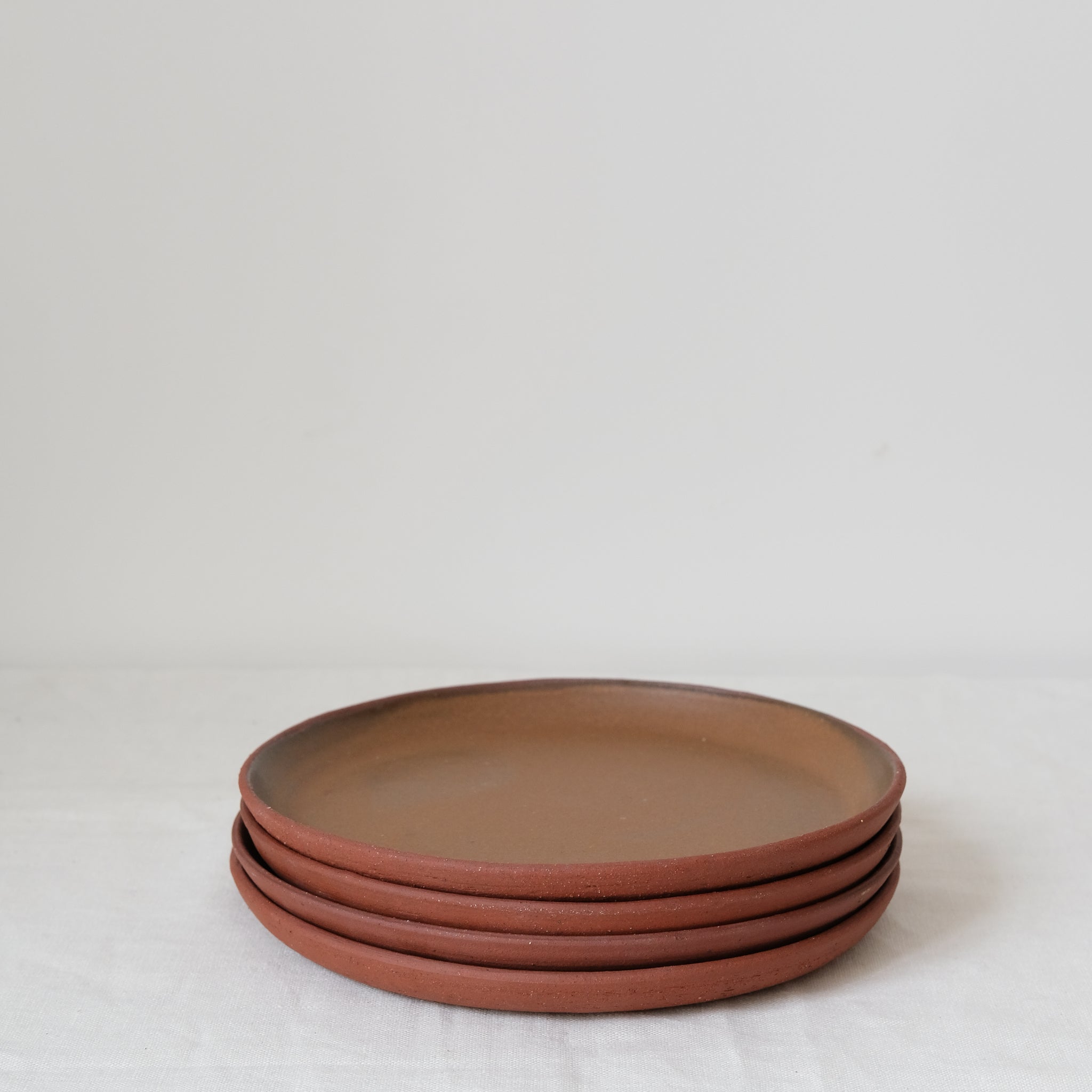 Assiette en grès rouge D21,5cm - rouge sequoia d'Eva Kengen chez Brutal