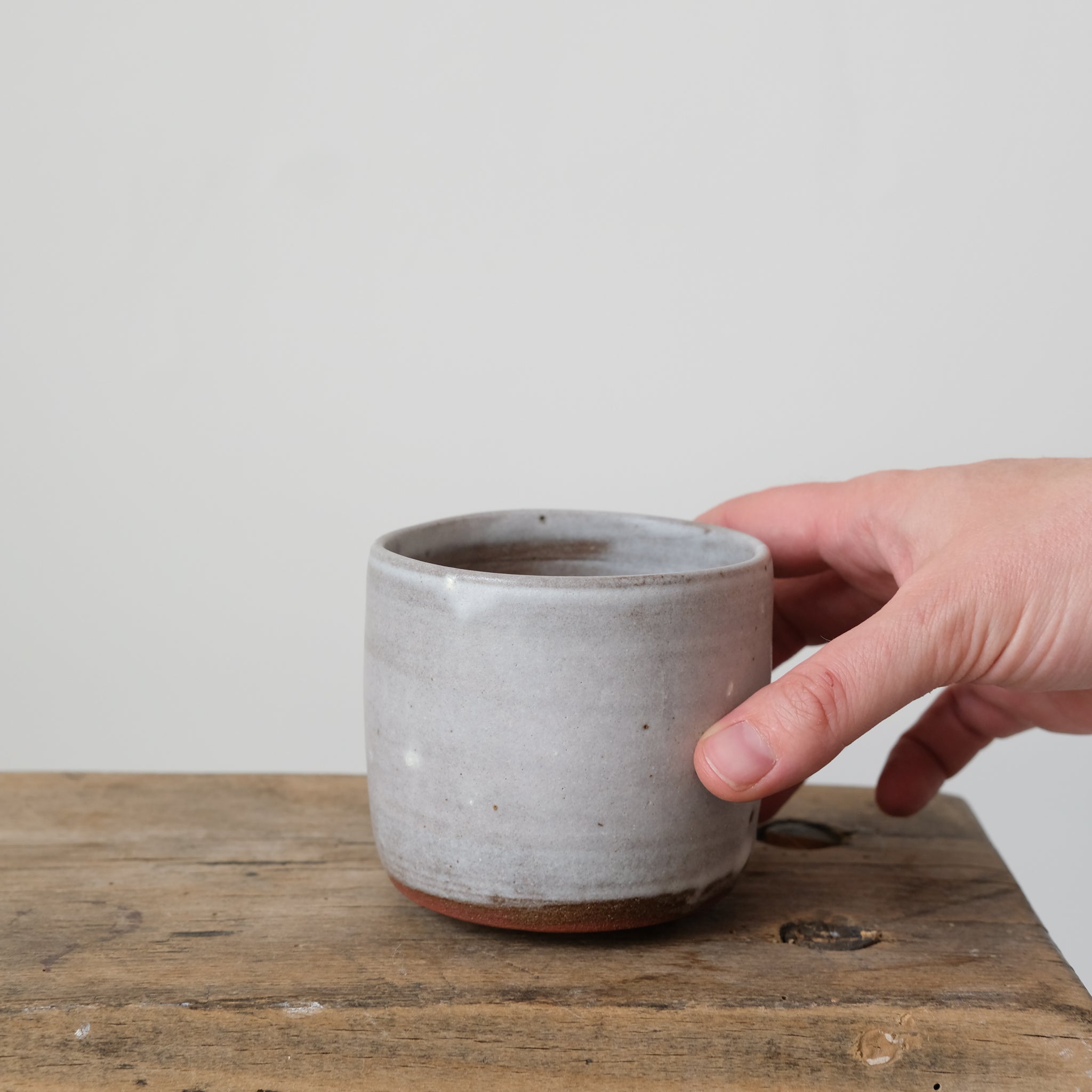 Tasse en grès rouge - blanc d'Eva Kengen chez Brutal