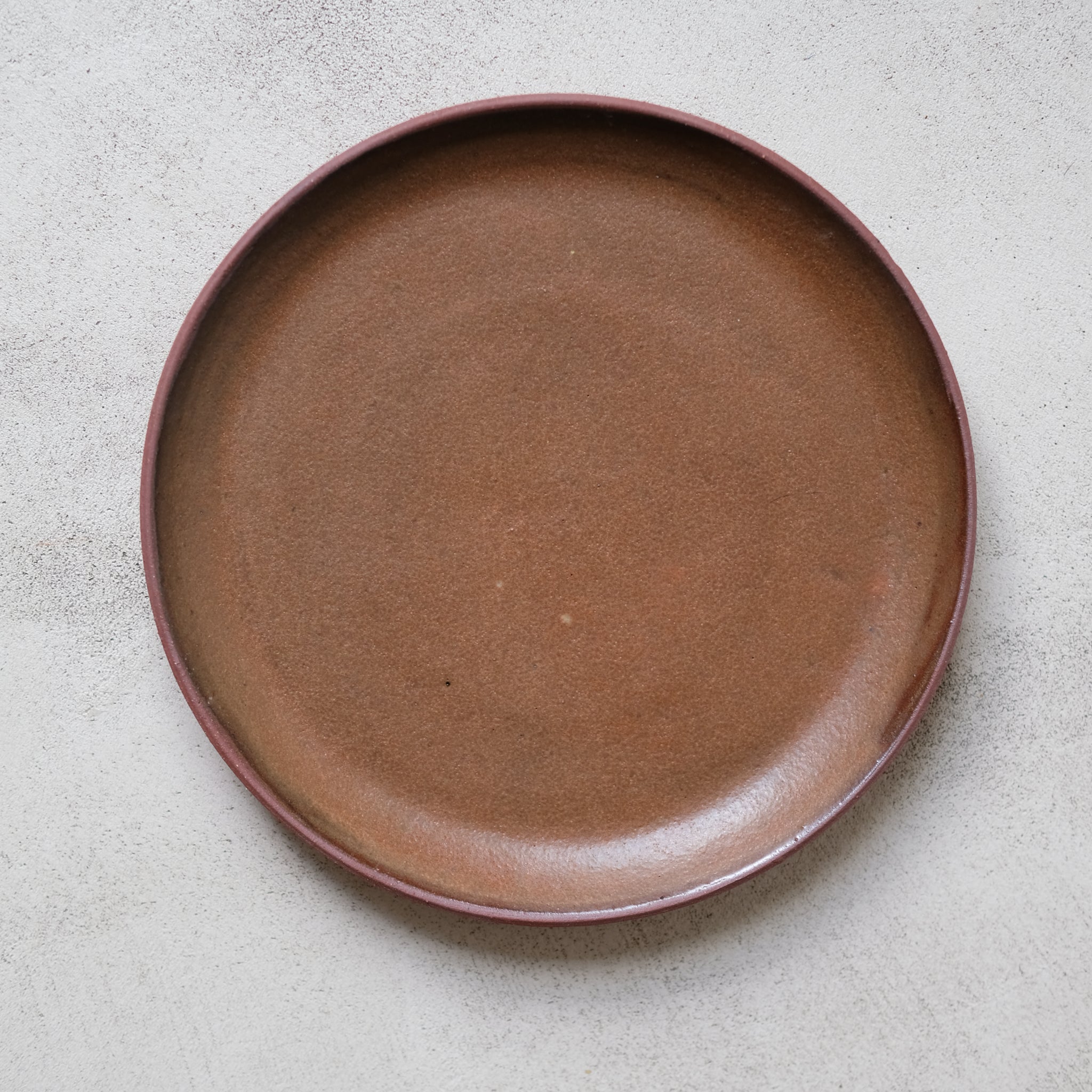 Assiette en grès rouge D21,5cm - rouge sequoia d'Eva Kengen chez Brutal