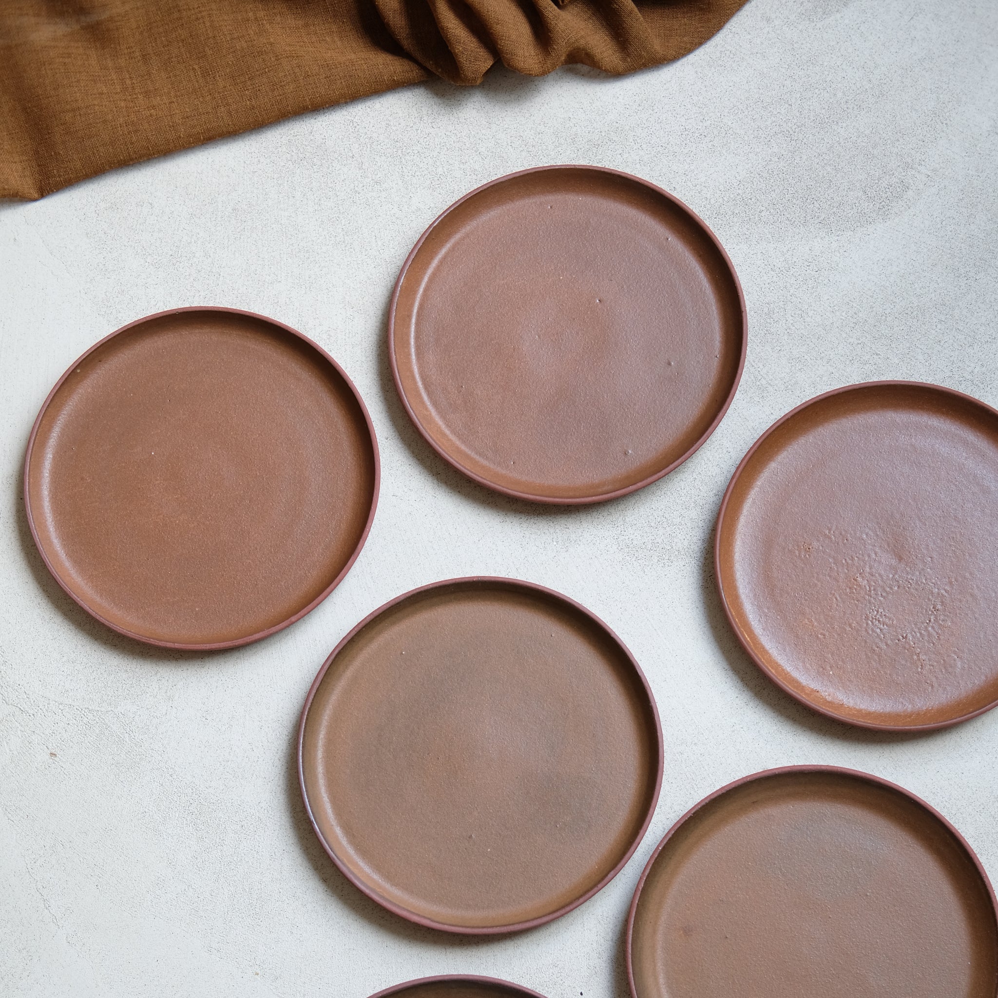 Assiette en grès rouge D21,5cm - rouge sequoia d'Eva Kengen chez Brutal