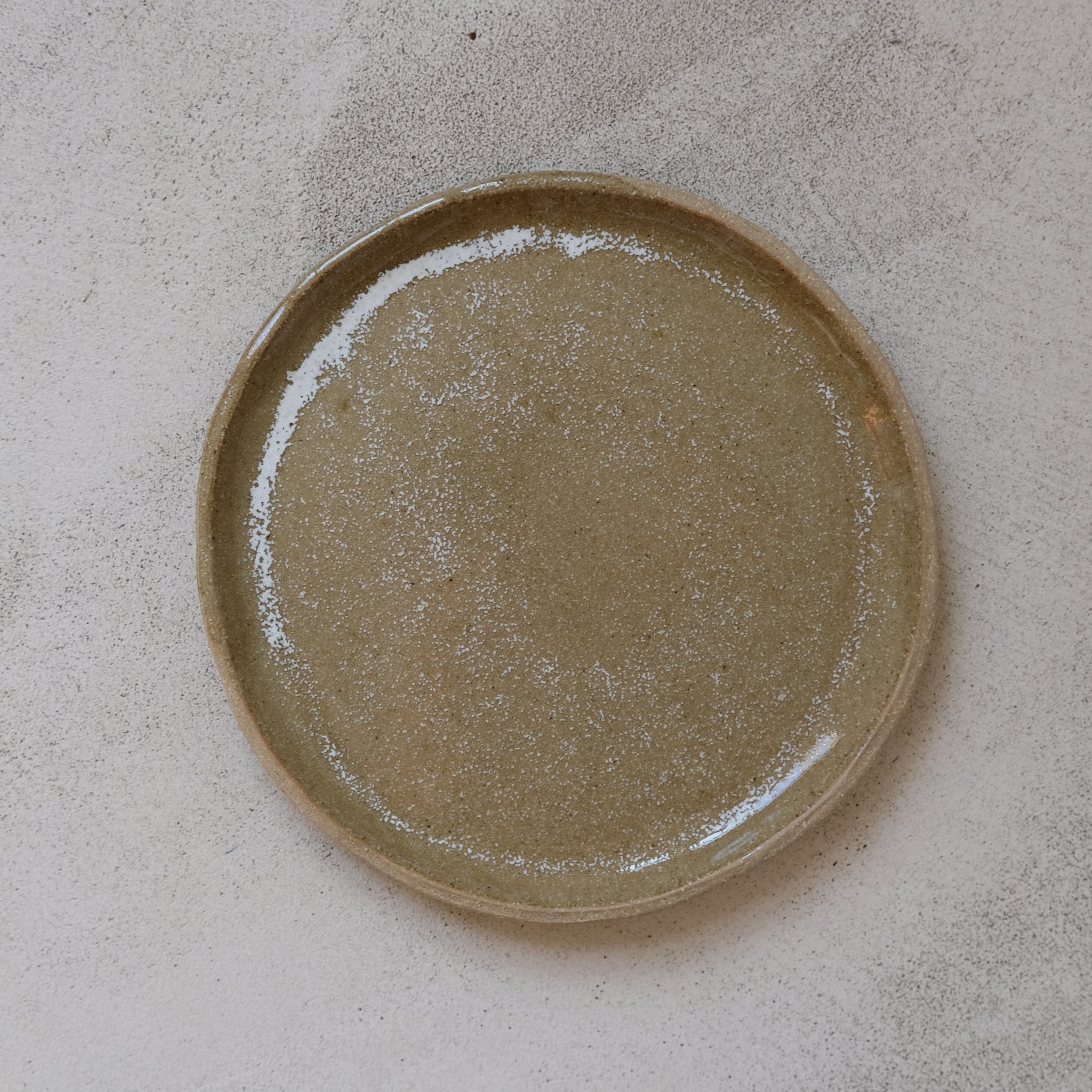 Assiette en grès roux, kaki brillant de Judith Lasry chez Brutal
