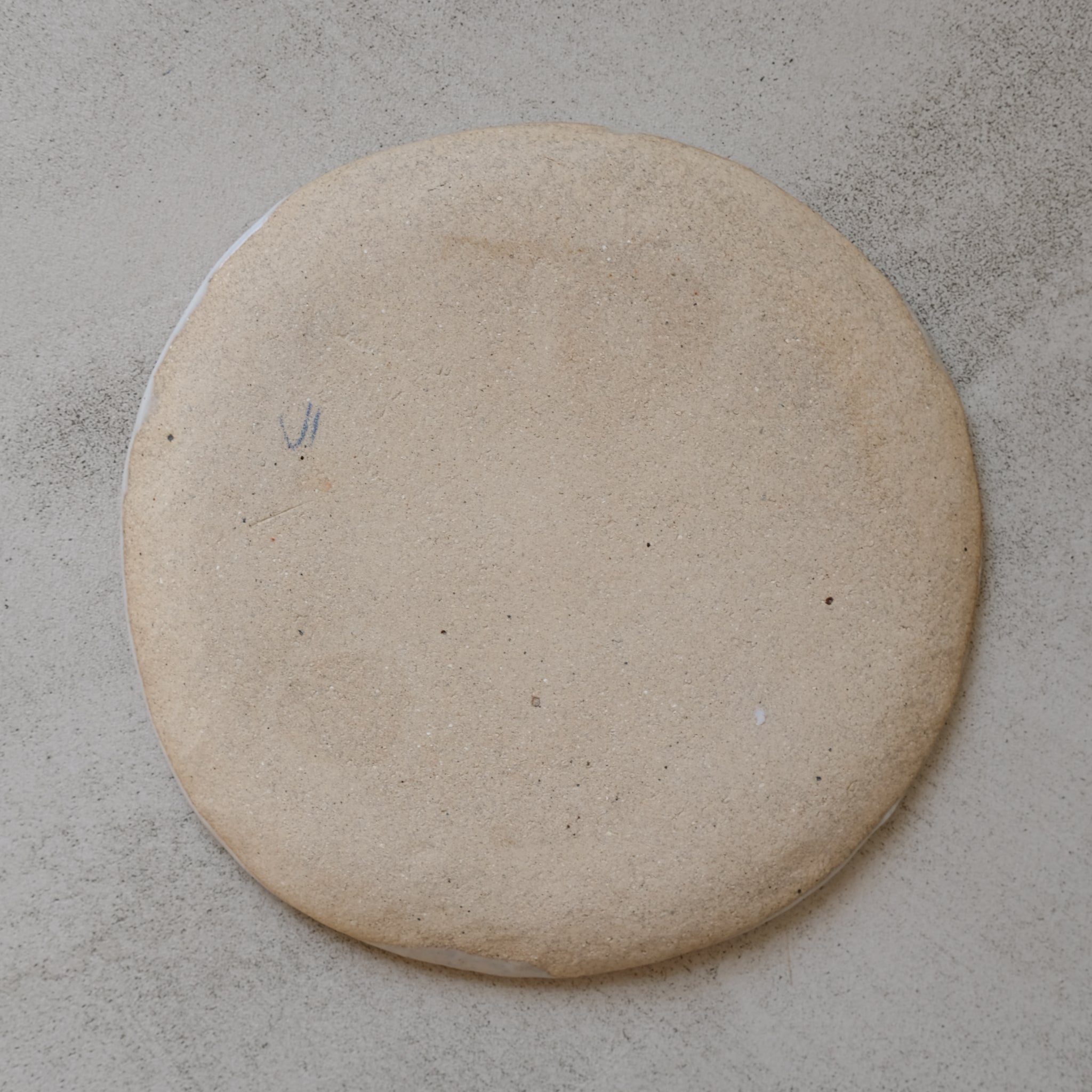 Assiette en grès blanc de Judith Lasry chez Brutal Ceramics