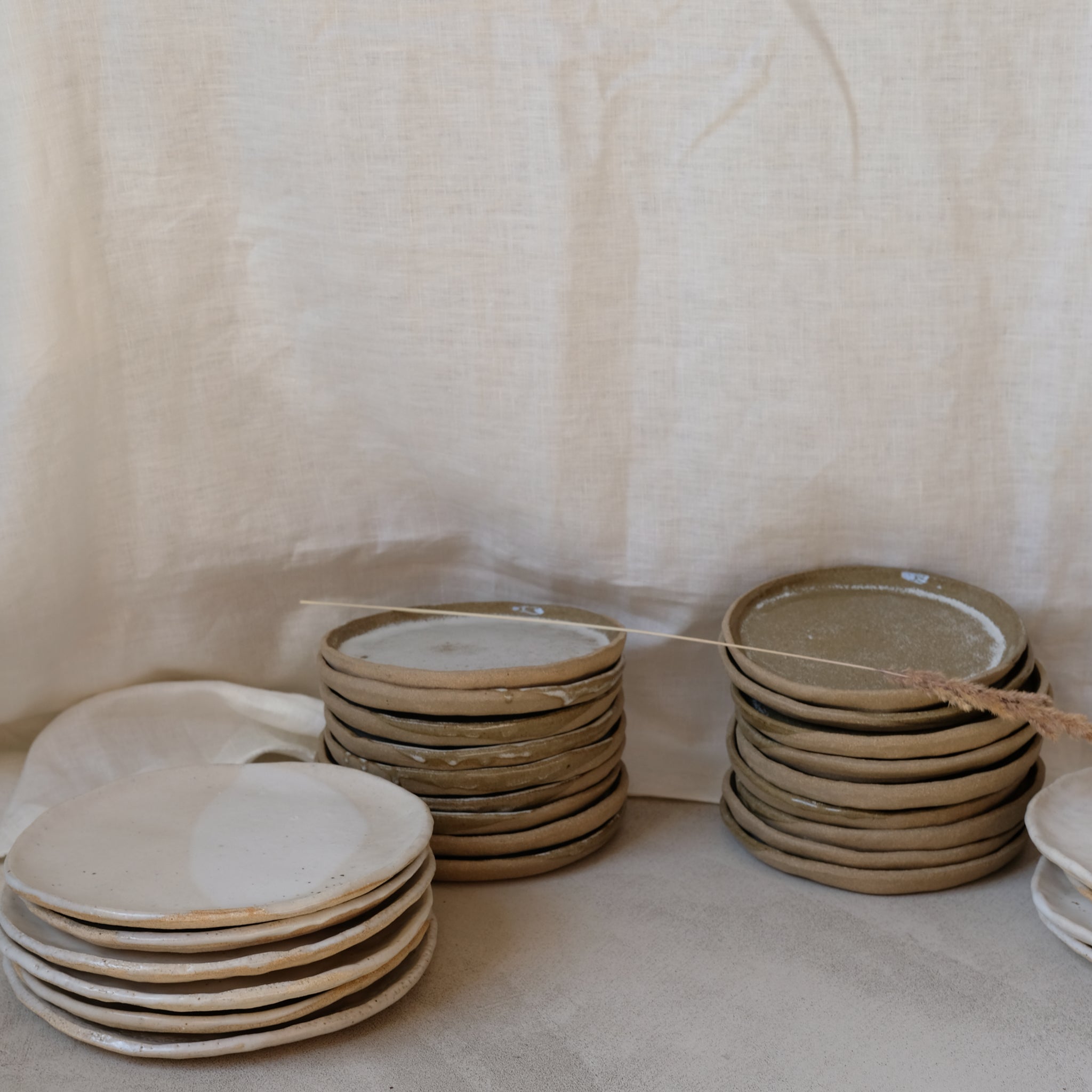 Assiette en grès blanc de Judith Lasry chez Brutal Ceramics