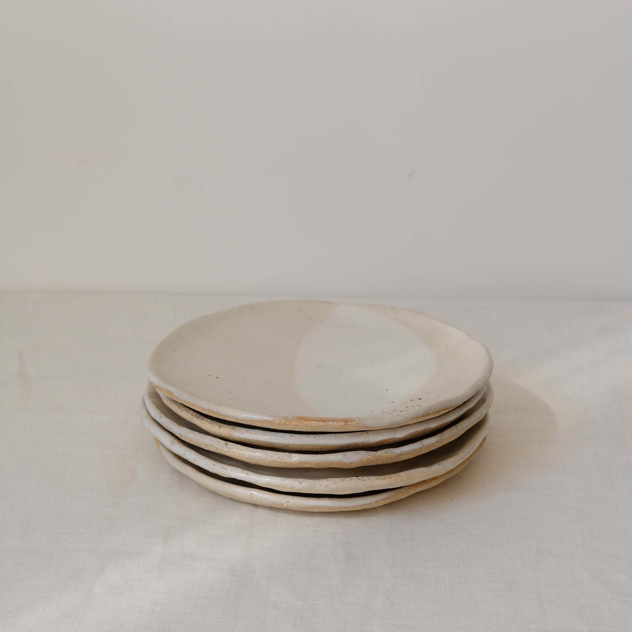 Assiette en grès blanc de Judith Lasry chez Brutal Ceramics