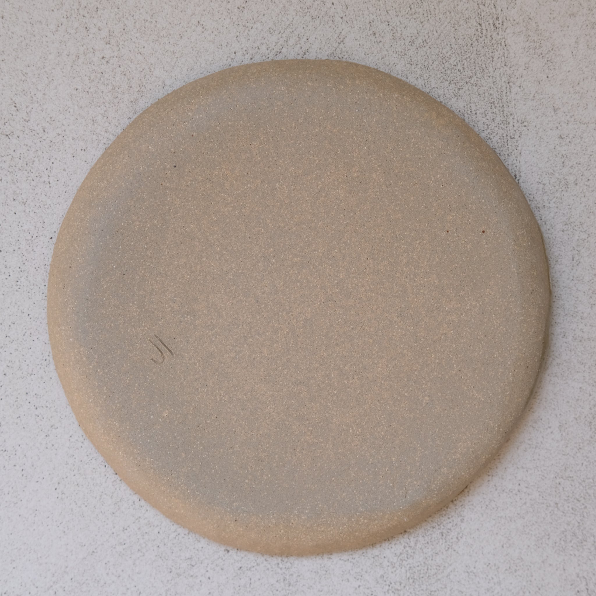 Assiette en grès roux, blanc et kaki brillant de Judith Lasry