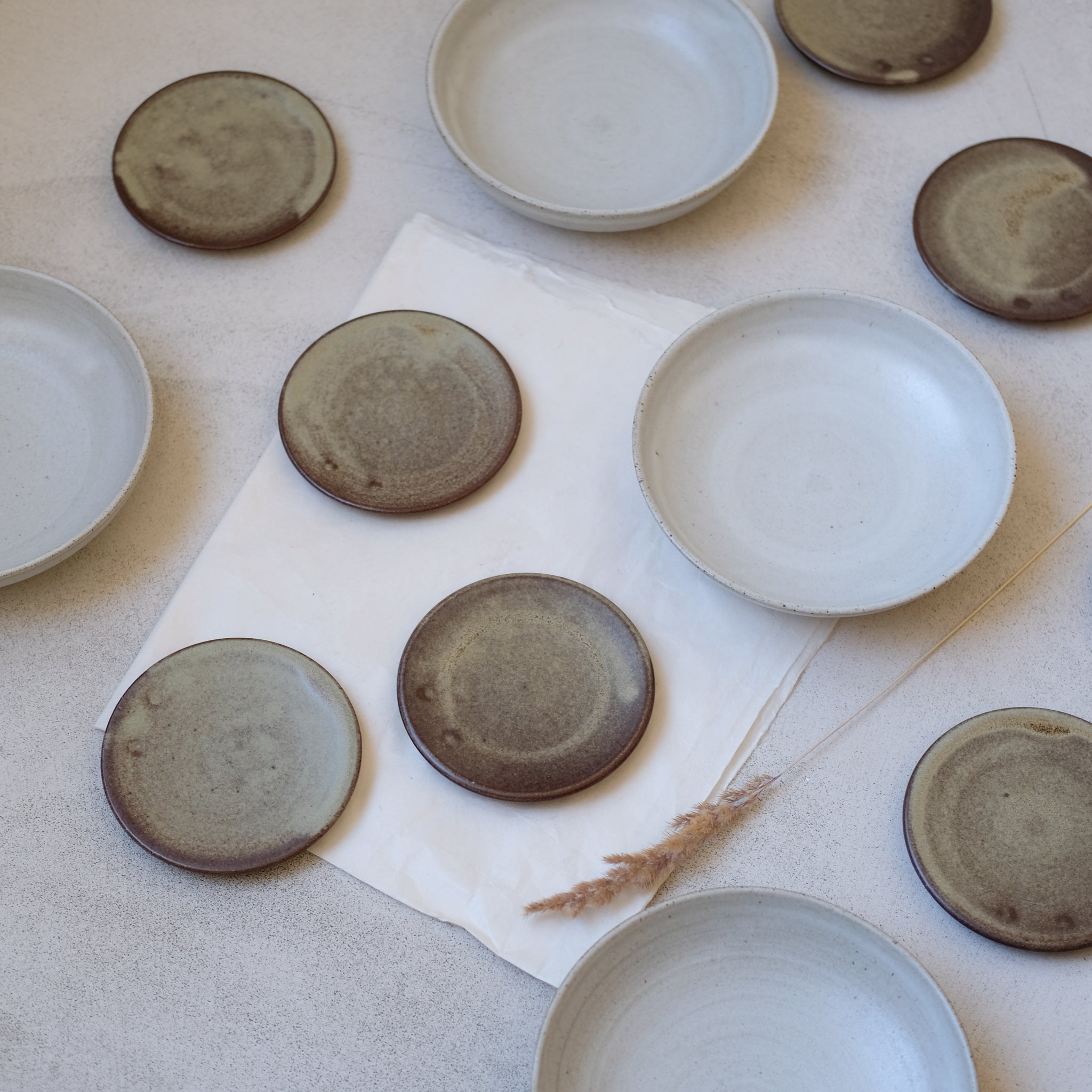 Assiette kaki en grès de Treigny par Kim Lê chez Brutal