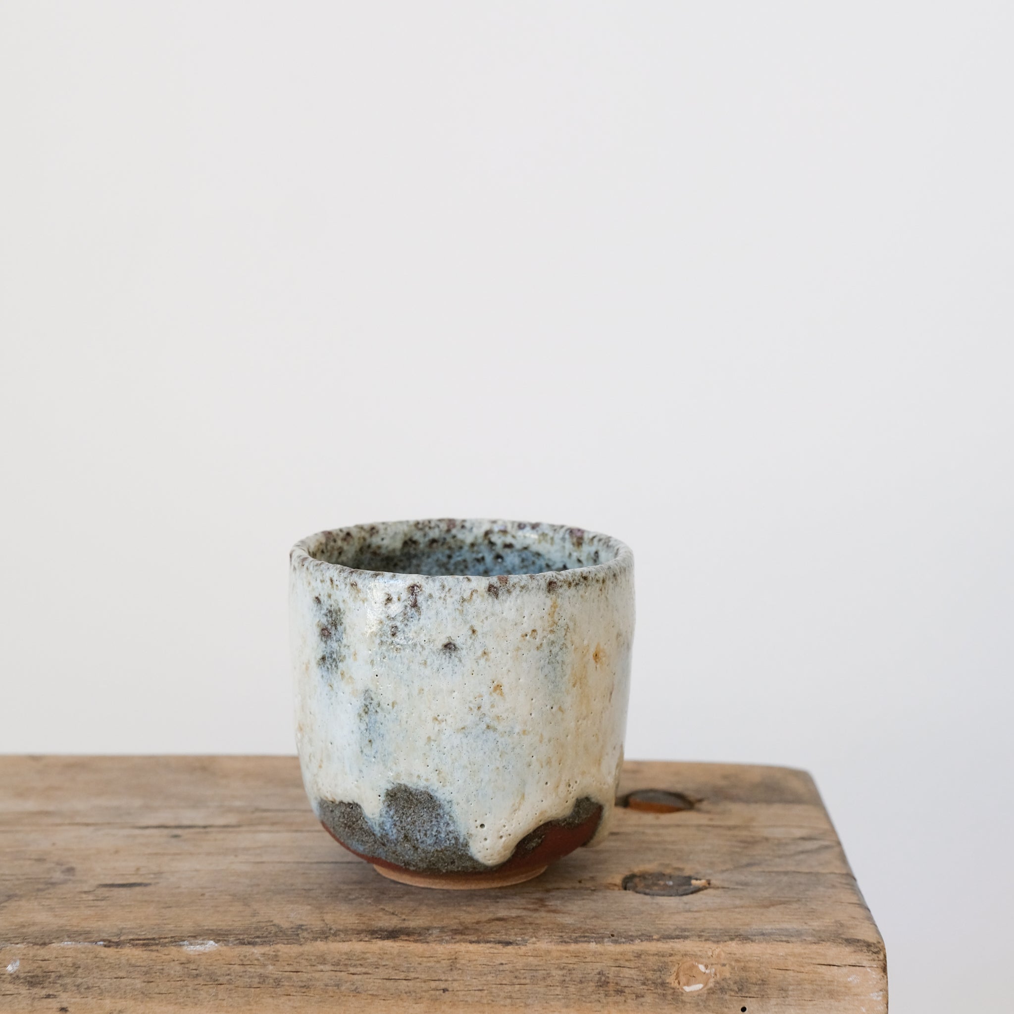 Mug en grès de Treigny, émail à la cendre par Kim Lê chez Brutal