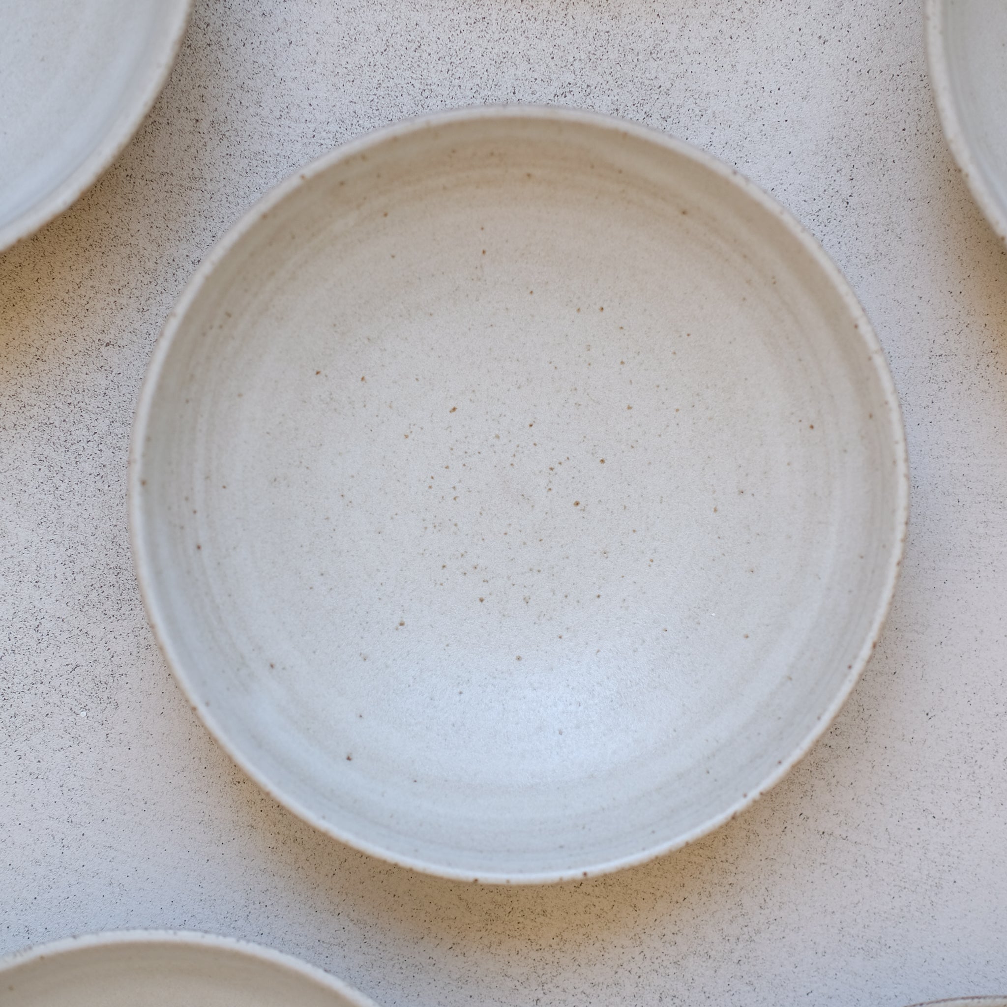Assiette creuse en grès de Treigny par Kim Lê chez Brutal