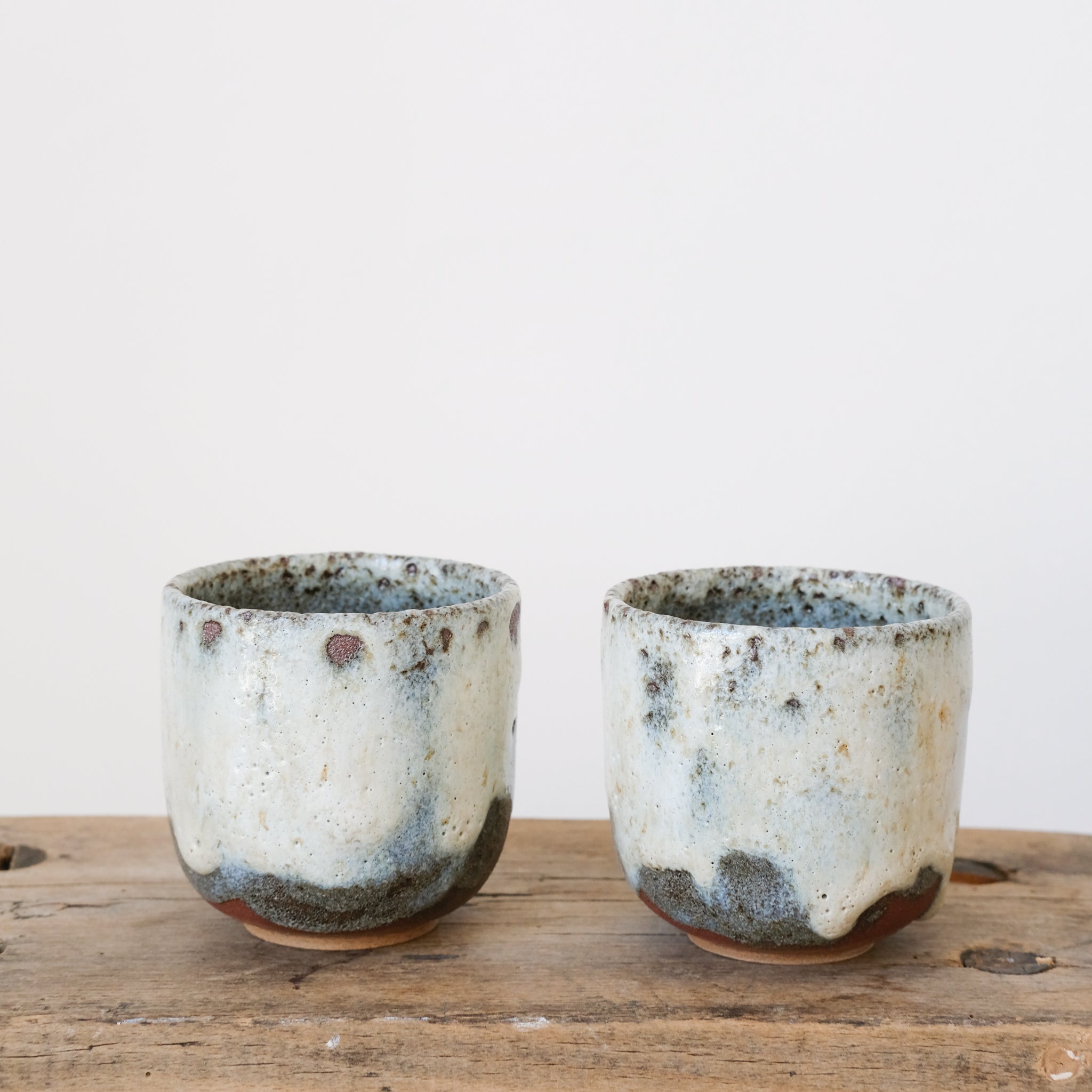 Mug en grès de Treigny, émail à la cendre par Kim Lê chez Brutal