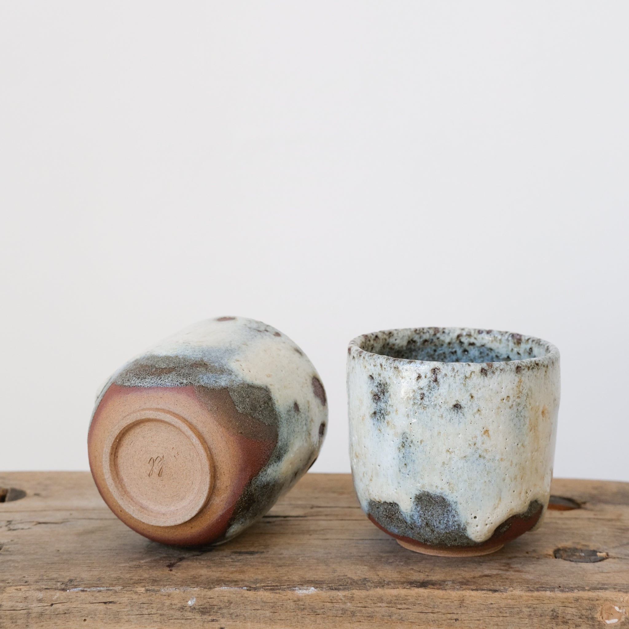 Mug en grès de Treigny, émail à la cendre par Kim Lê chez Brutal