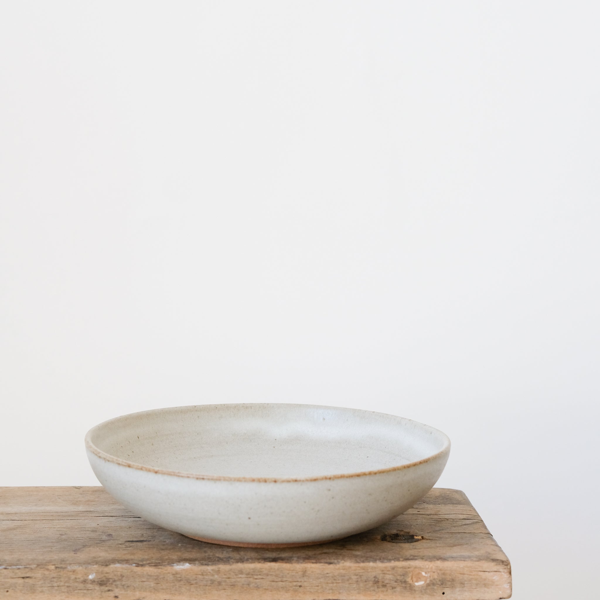 Assiette creuse en grès de Treigny par Kim Lê chez Brutal