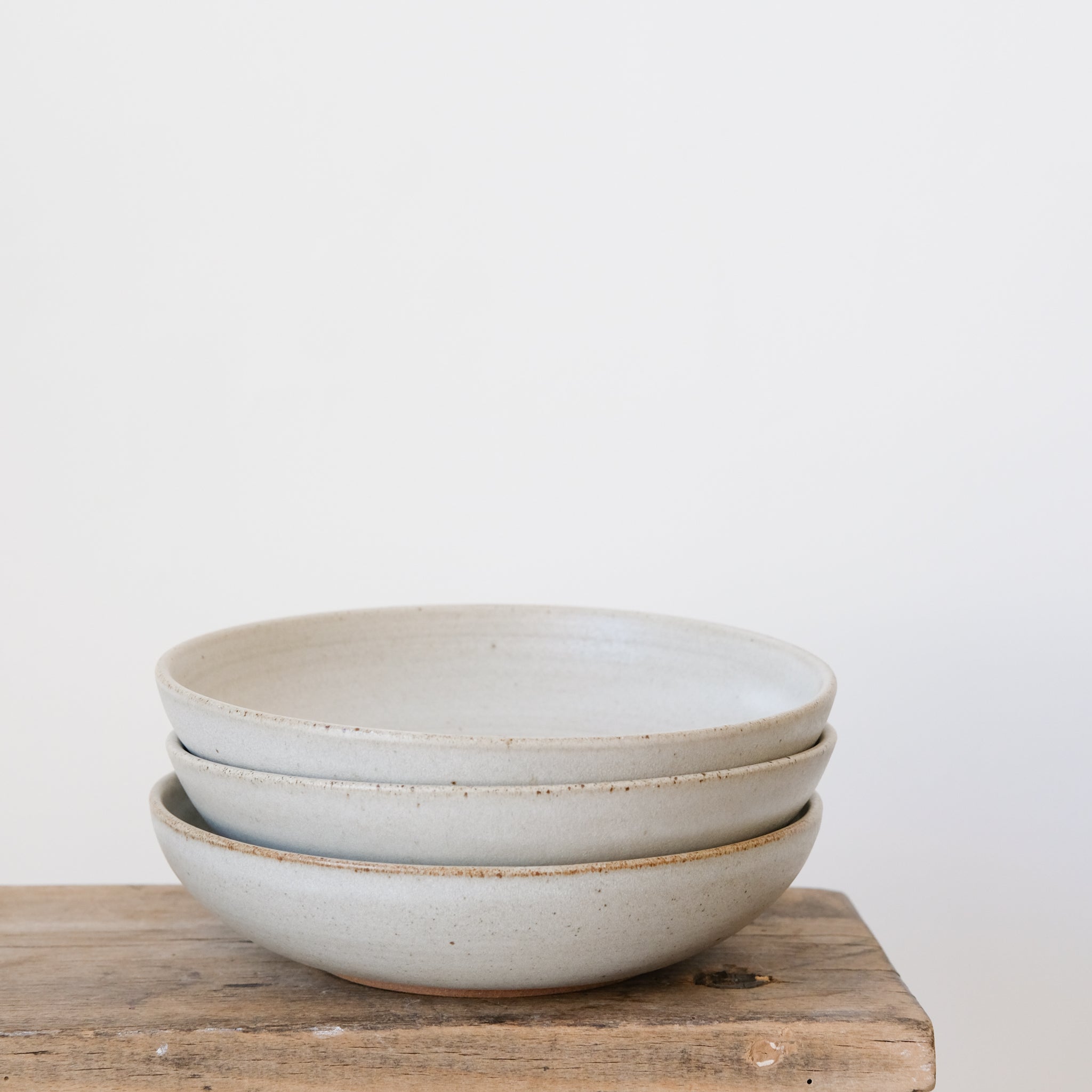 Assiette creuse en grès de Treigny par Kim Lê chez Brutal