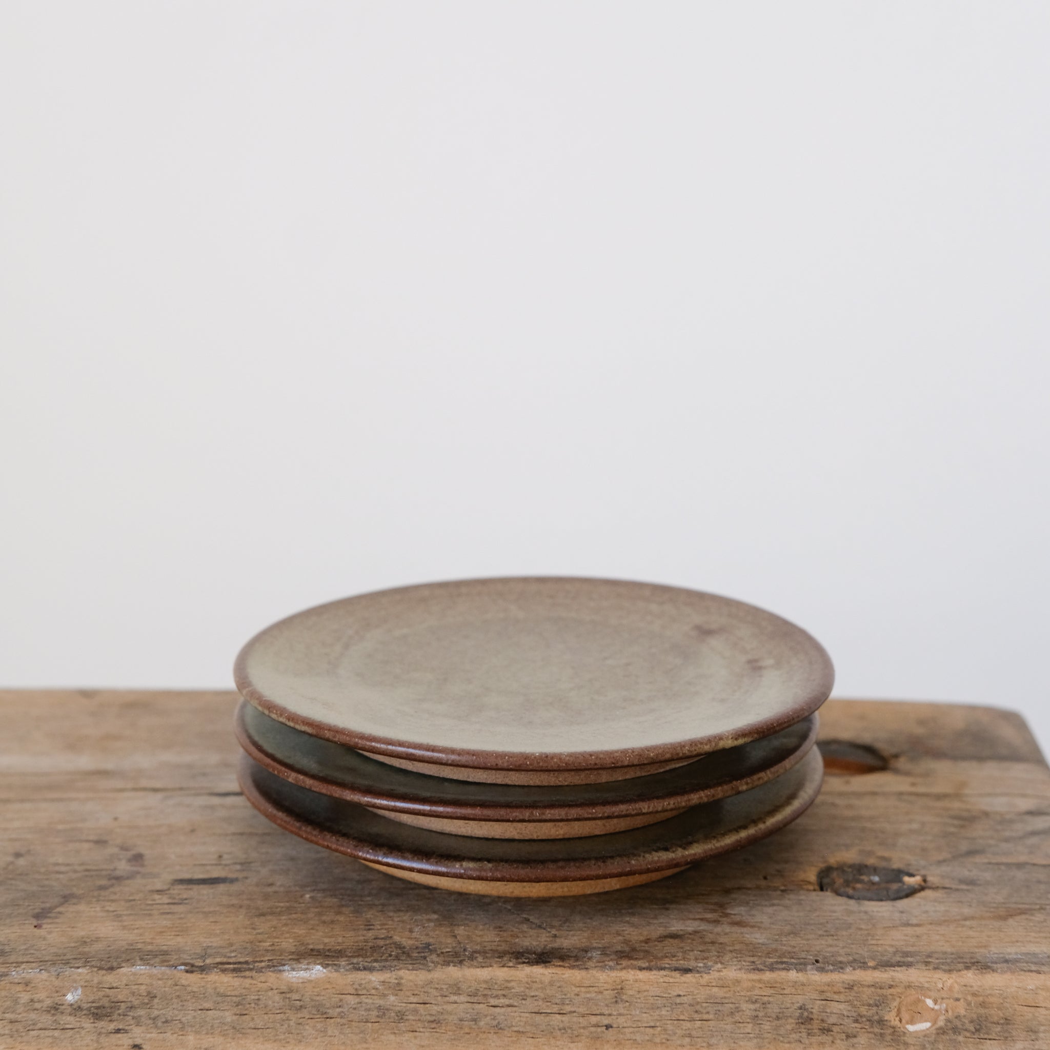 Assiette kaki en grès de Treigny par Kim Lê chez Brutal