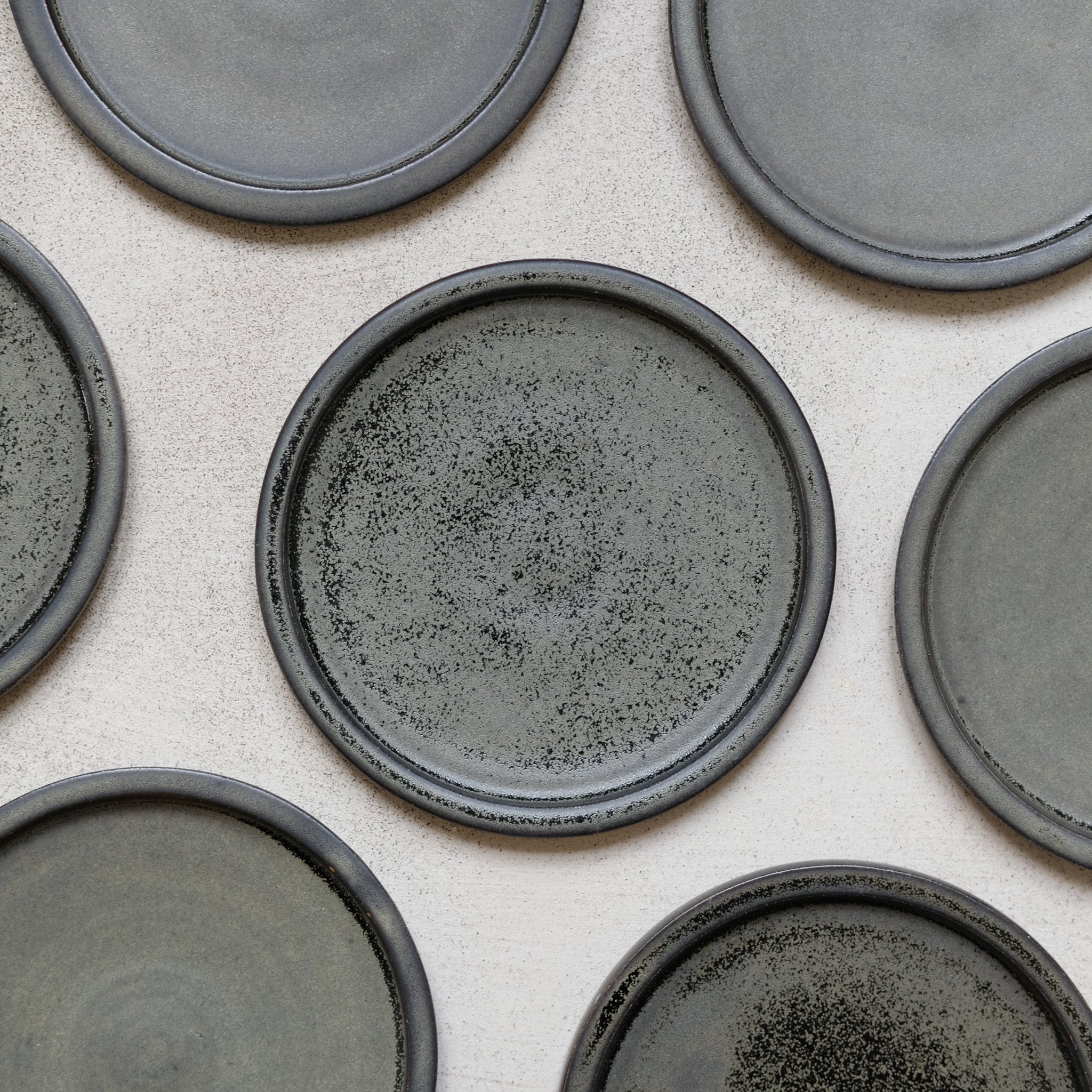 Assiette en grès noir mouchetée par Léa Guetta chez Brutal Ceramics