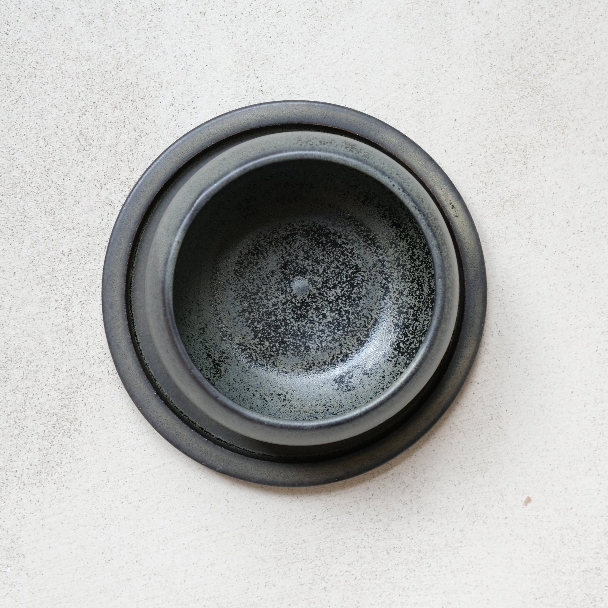 Assiette en grès noir mouchetée par Léa Guetta chez Brutal Ceramics