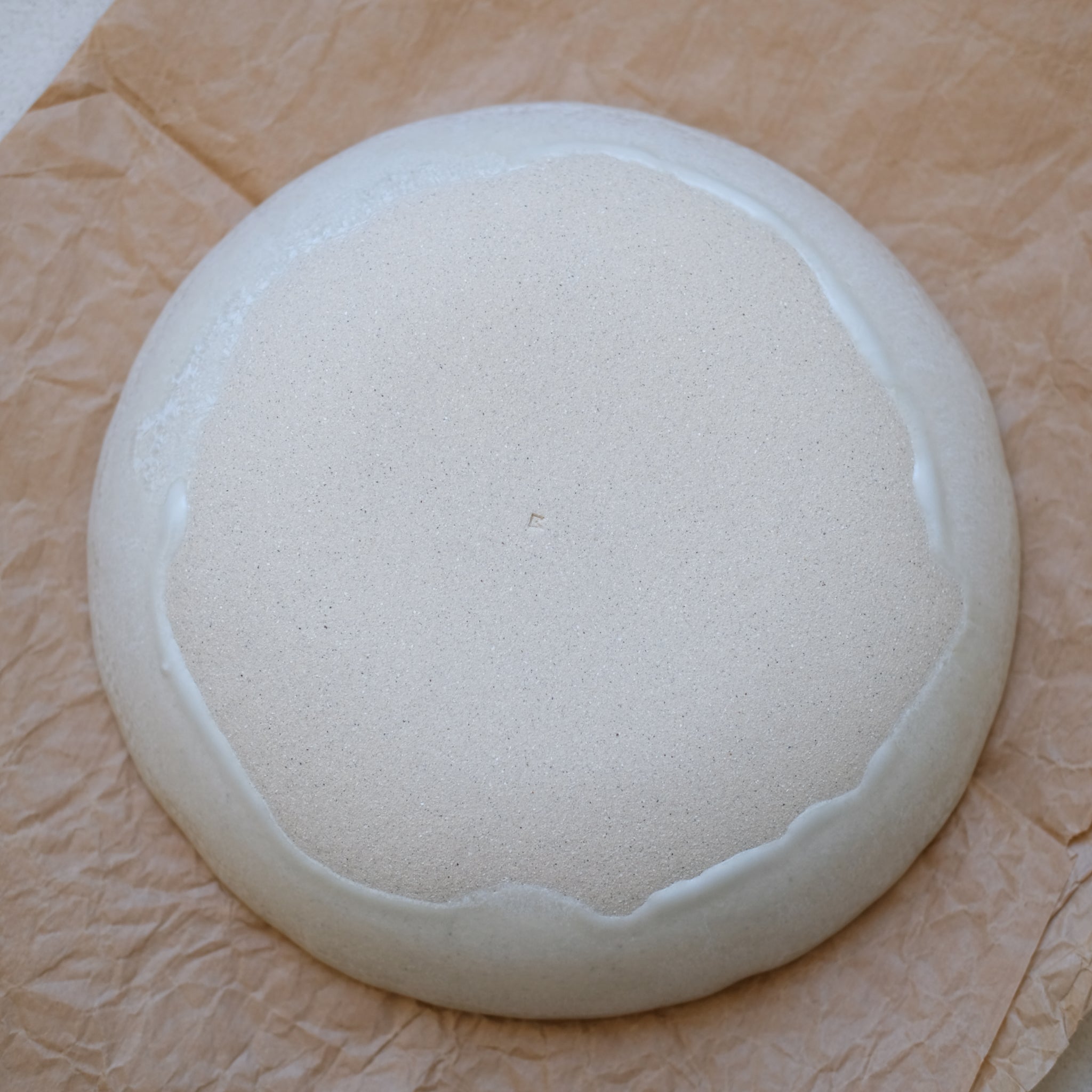 Assiette creuse en grès blanc de Lola Moreau chez Brutal Ceramics