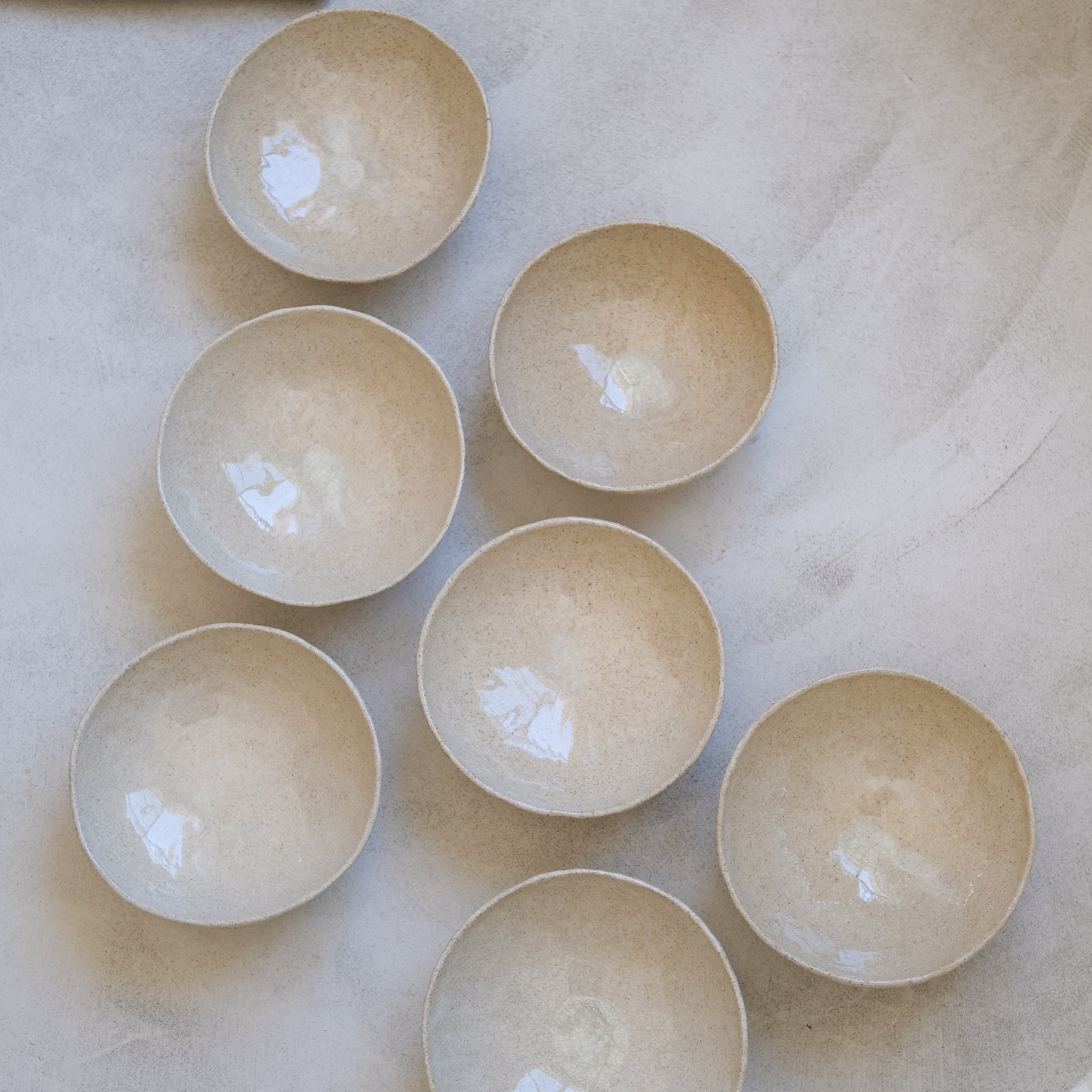 Bol sur pied en grès blanc de Lola Moreau chez Brutal Ceramics