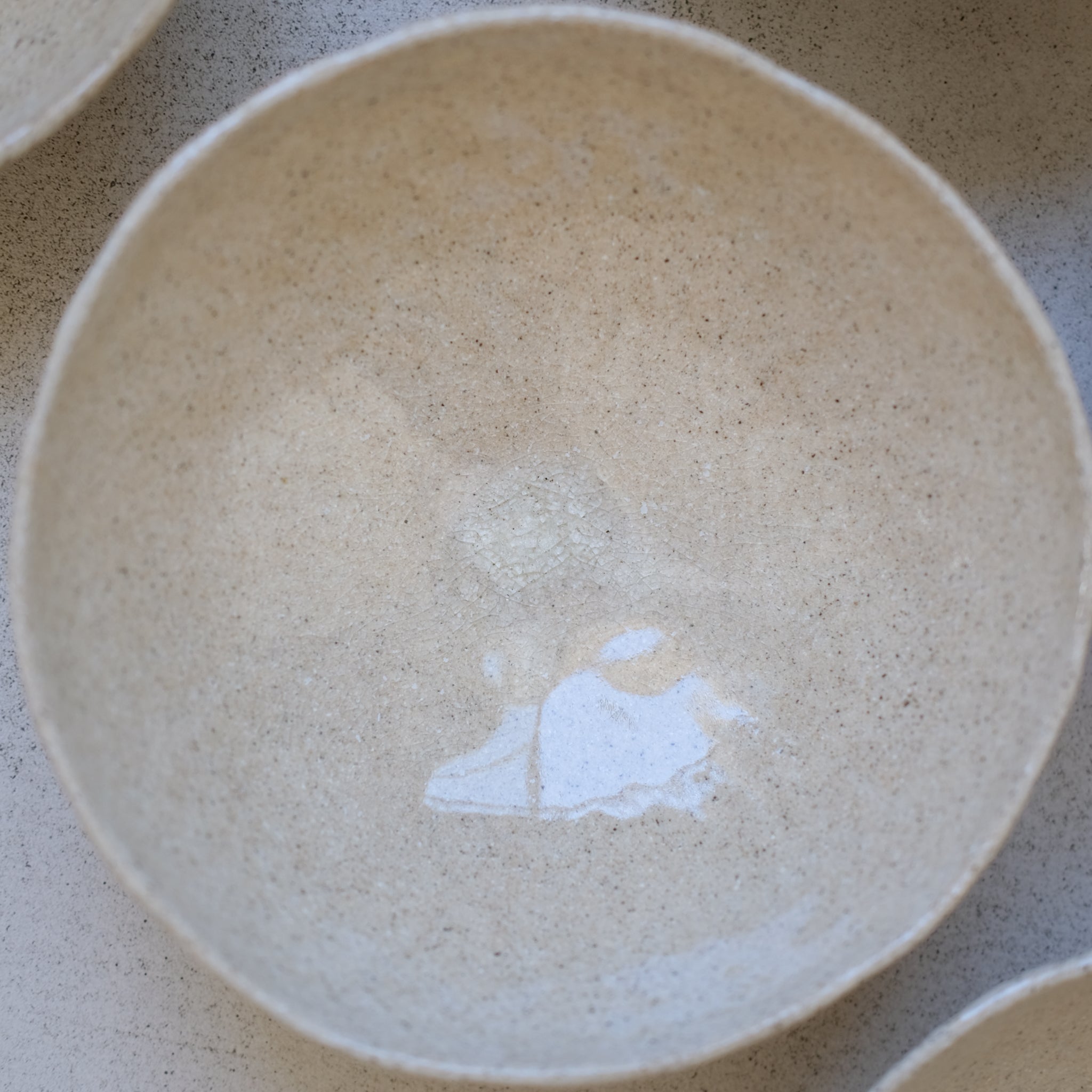 Bol sur pied en grès blanc de Lola Moreau chez Brutal Ceramics