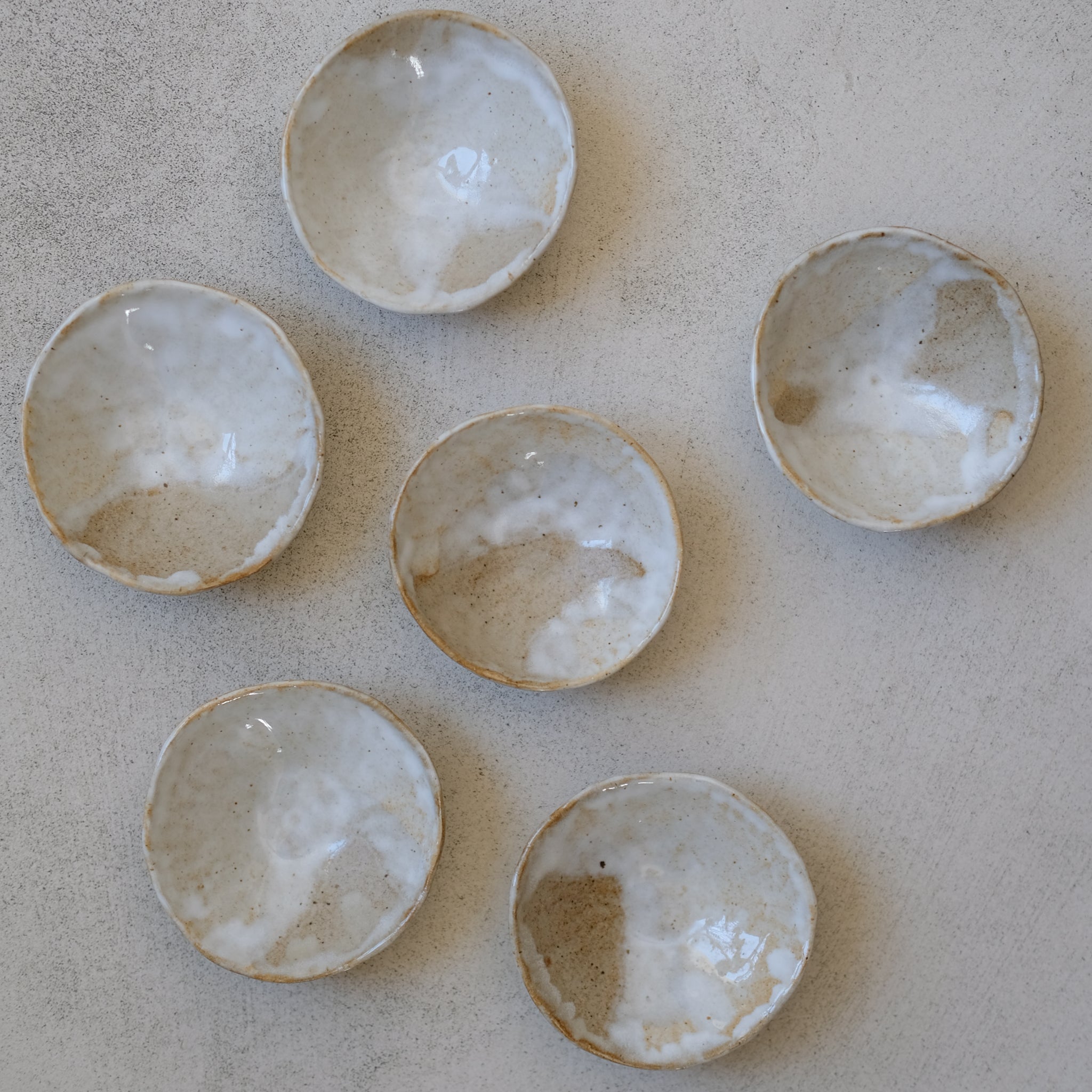 Coupelle en grès blanc de Lola Moreau chez Brutal Ceramics