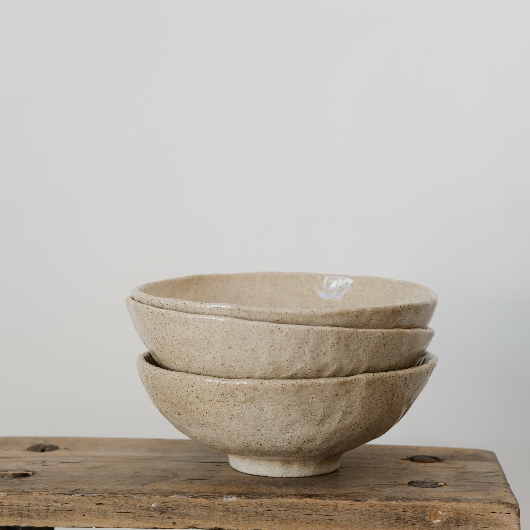 Bol sur pied en grès blanc de Lola Moreau chez Brutal Ceramics