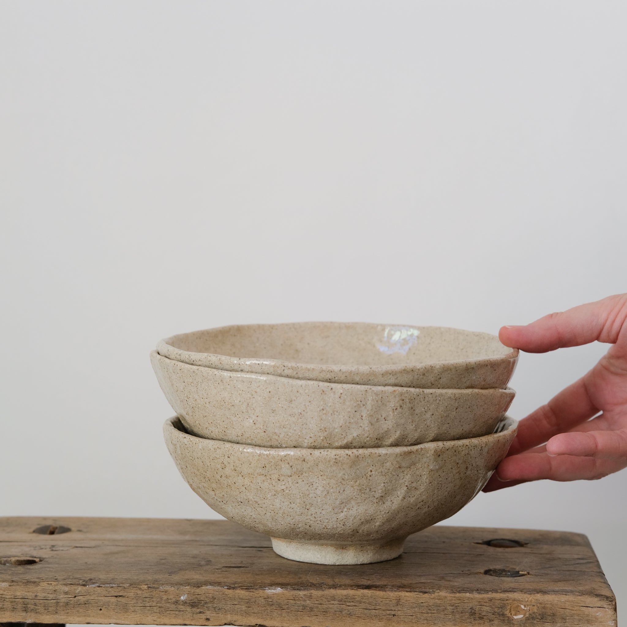 Bol sur pied en grès blanc de Lola Moreau chez Brutal Ceramics