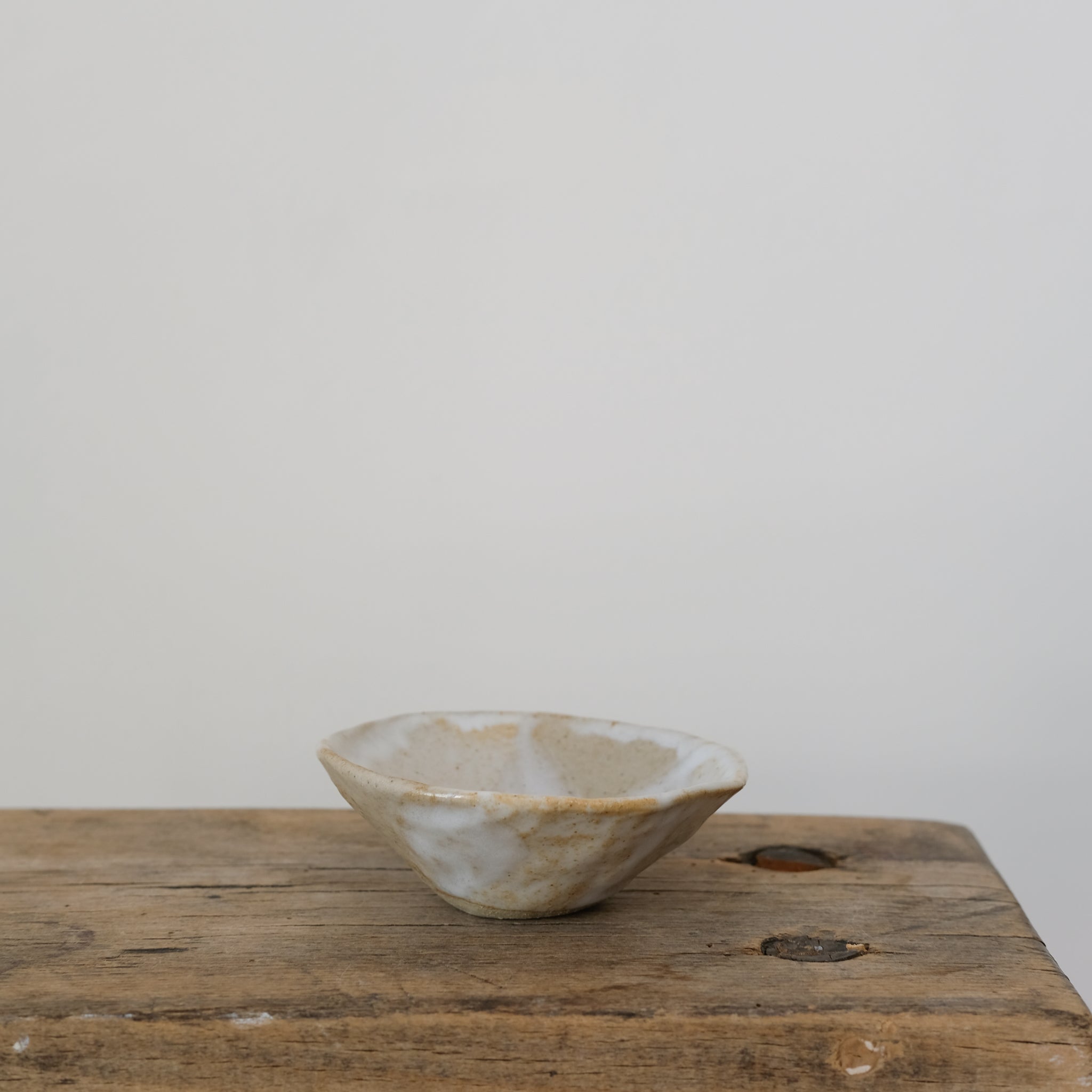 Coupelle en grès blanc de Lola Moreau chez Brutal Ceramics