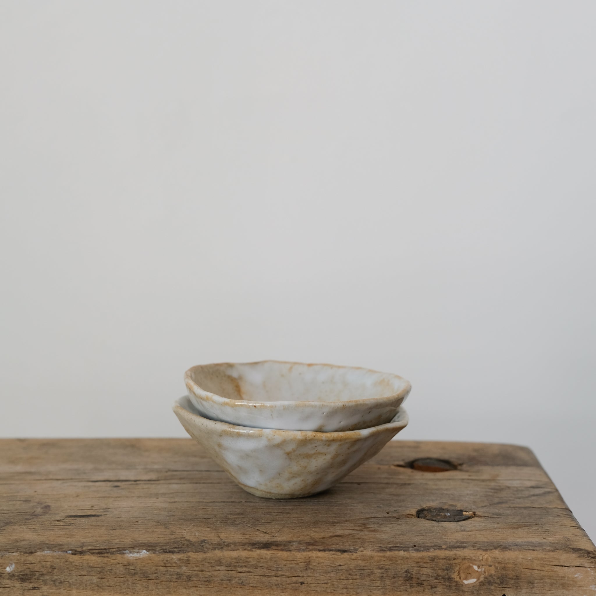 Coupelle en grès blanc de Lola Moreau chez Brutal Ceramics
