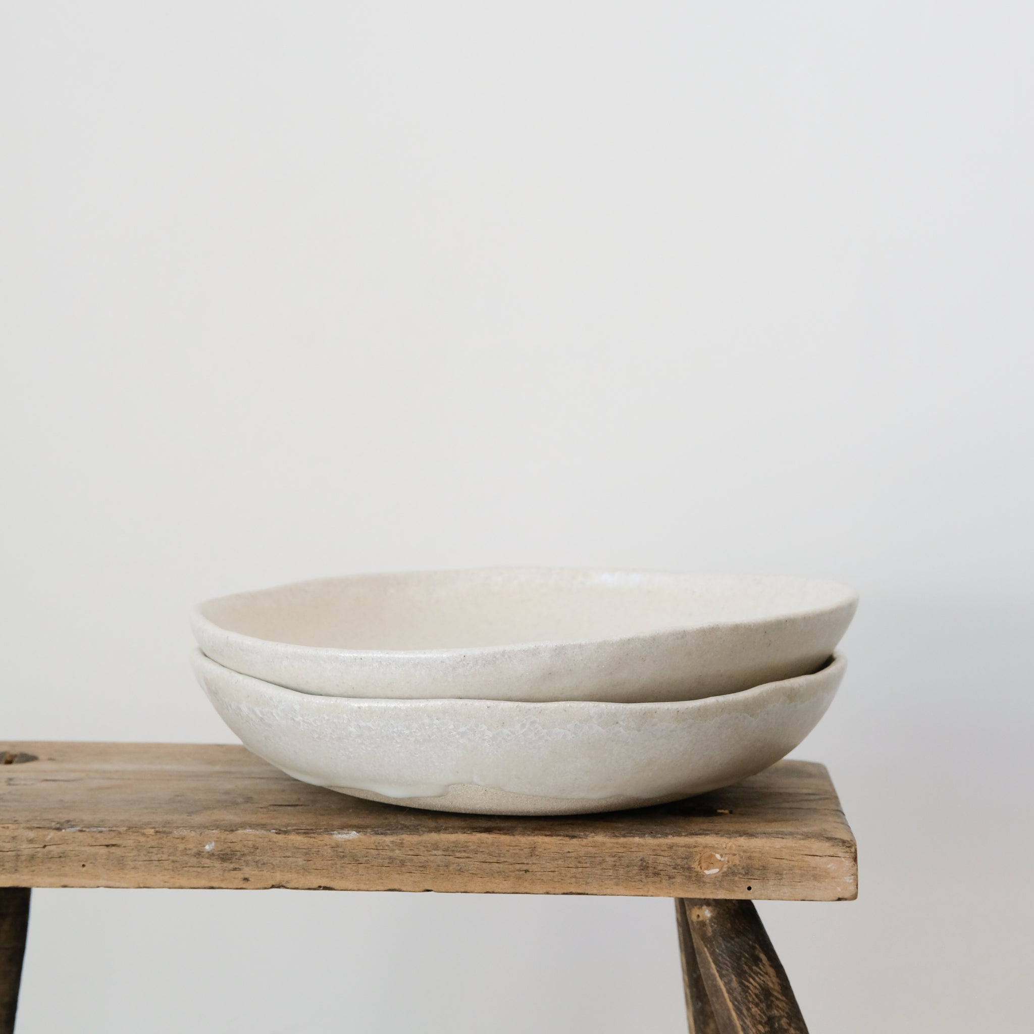 Assiette creuse en grès blanc de Lola Moreau chez Brutal Ceramics