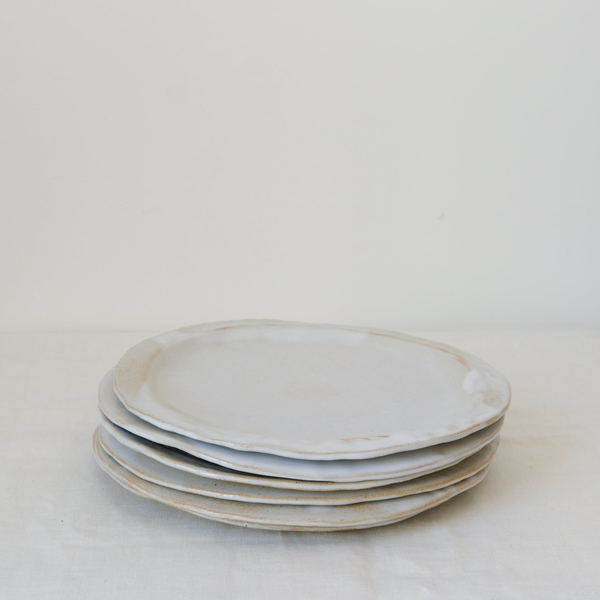 Assiette en grès blanc de Lola Moreau chez Brutal Ceramics