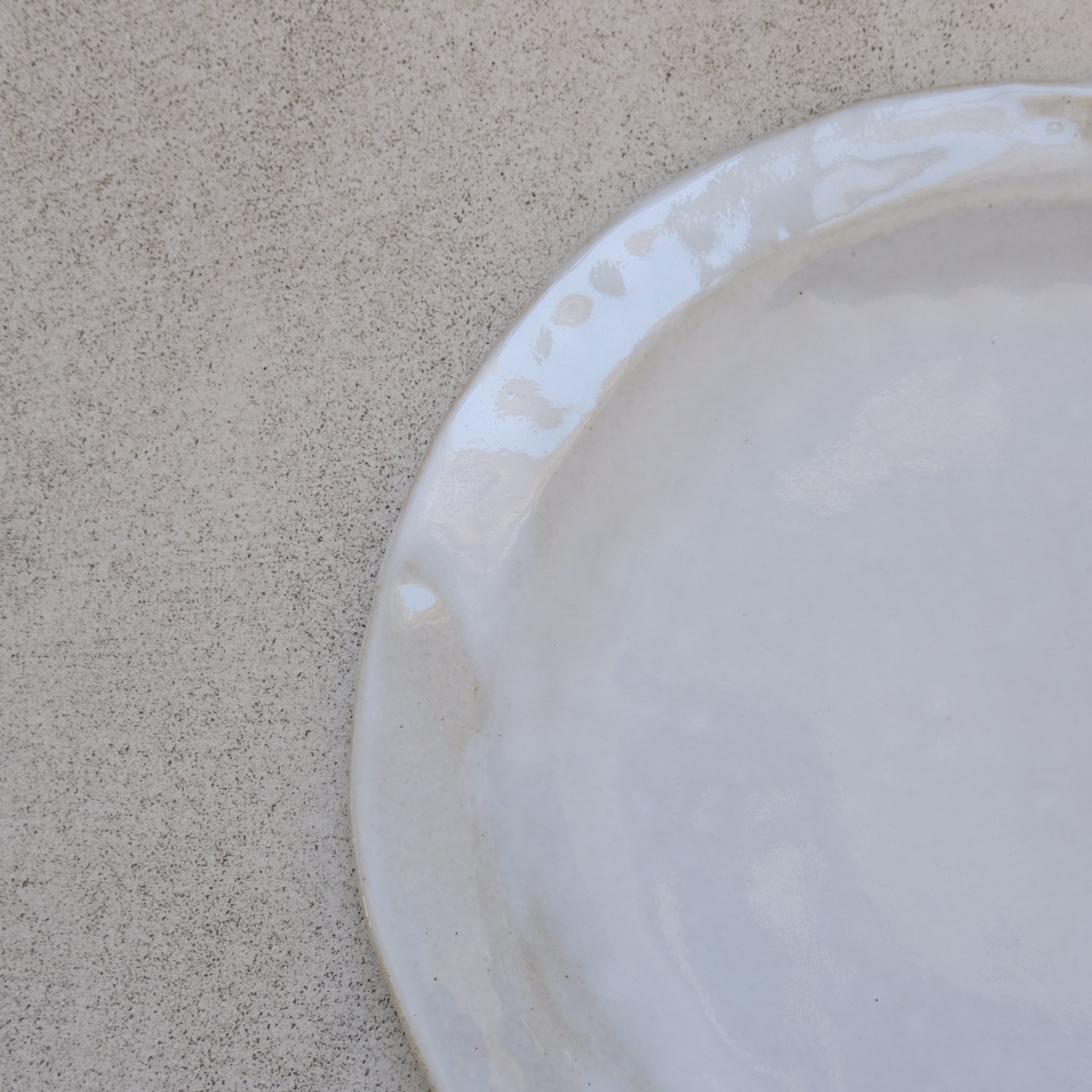 Assiette en grès blanc de Lola Moreau chez Brutal Ceramics