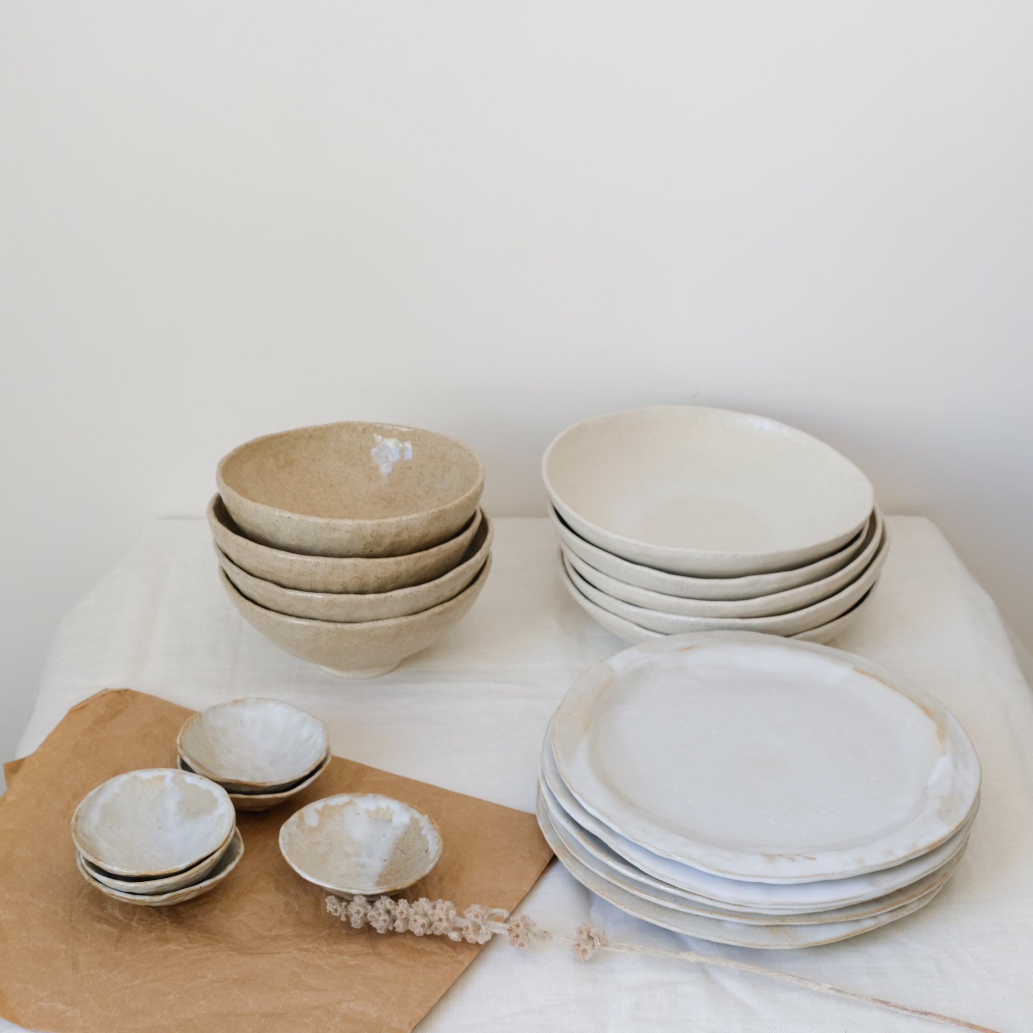 Bol sur pied en grès blanc de Lola Moreau chez Brutal Ceramics