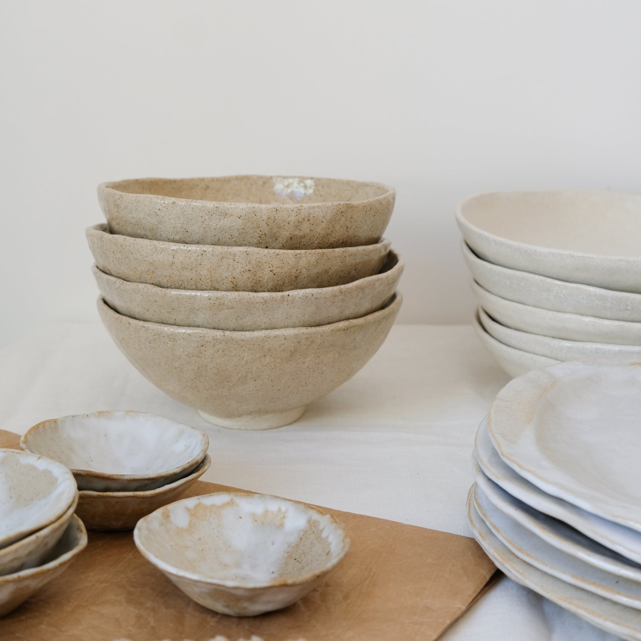 Bol sur pied en grès blanc de Lola Moreau chez Brutal Ceramics