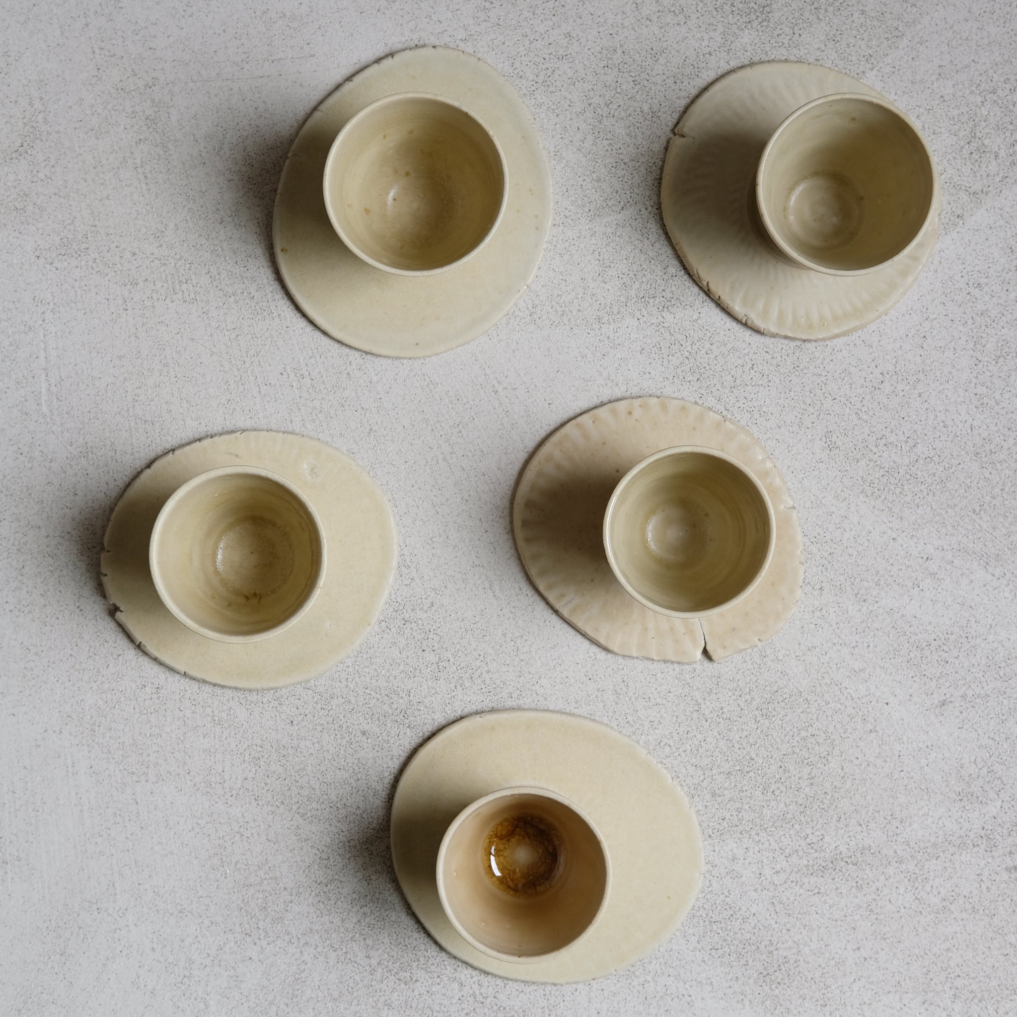 Set soucoupe et tasse crème de Louise Noart pour Brutal