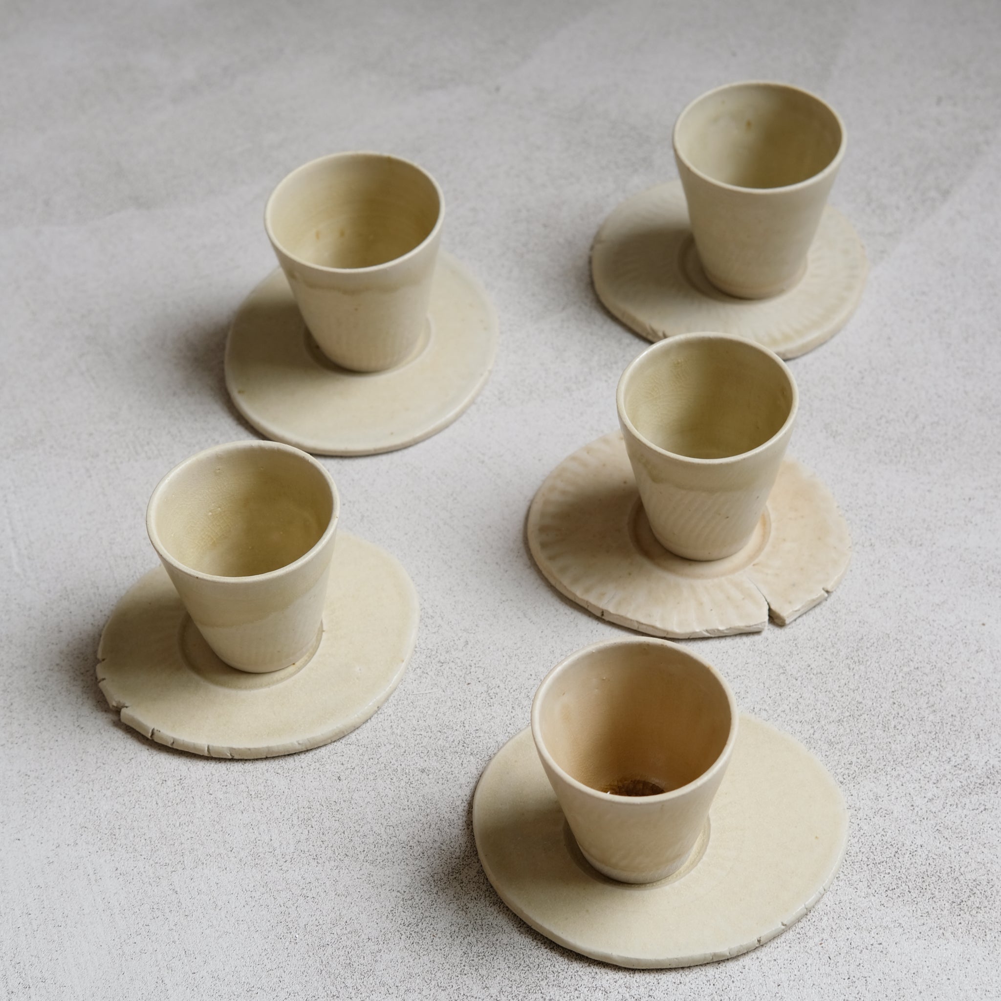 Set soucoupe et tasse crème de Louise Noart pour Brutal