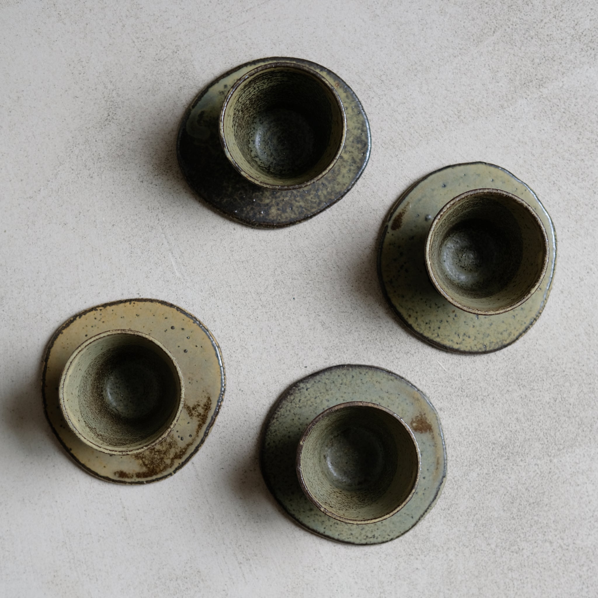Set soucoupe et tasse kaki de Louise Noart pour Brutal