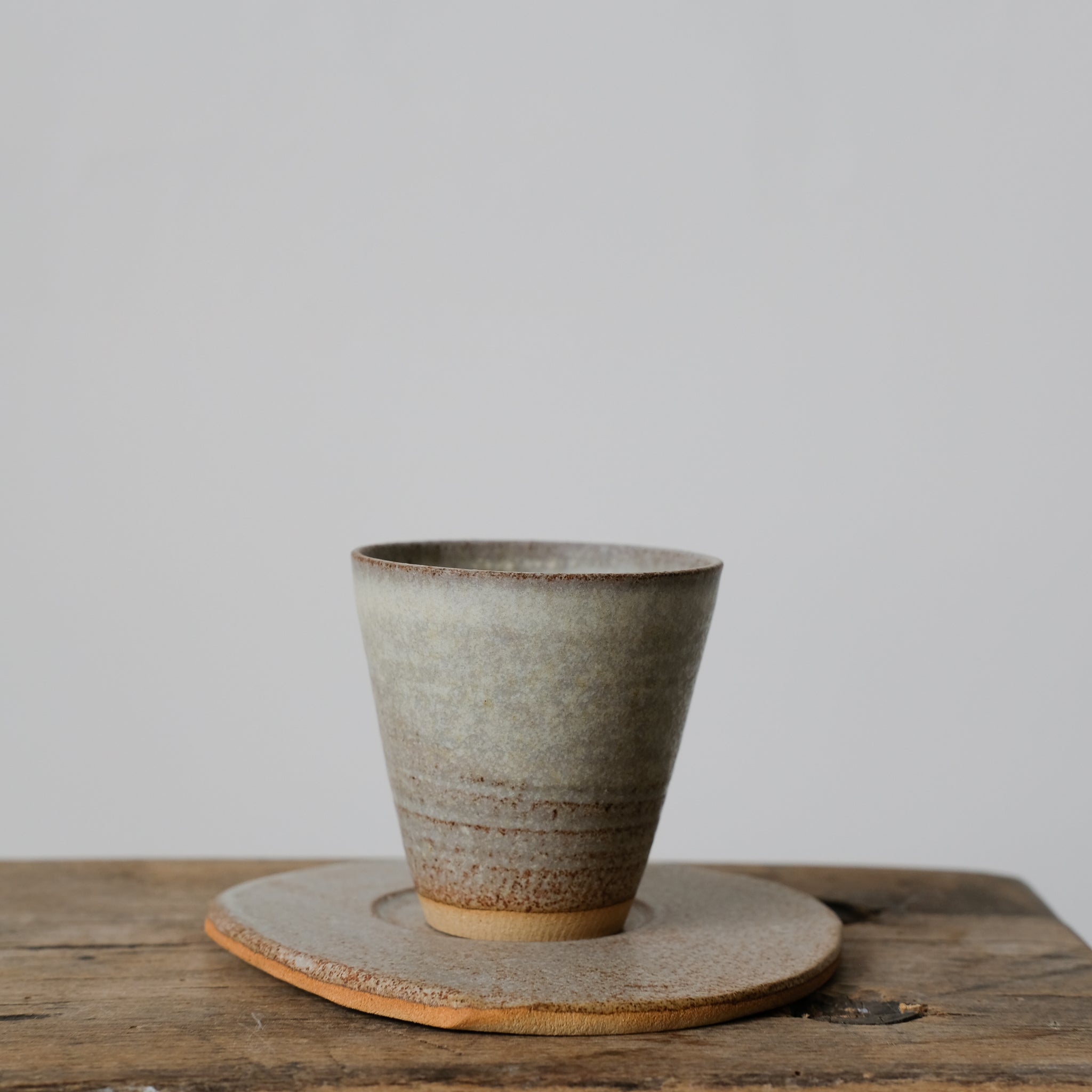 Set soucoupe et tasse roux-beige de Louise Noart par Brutal