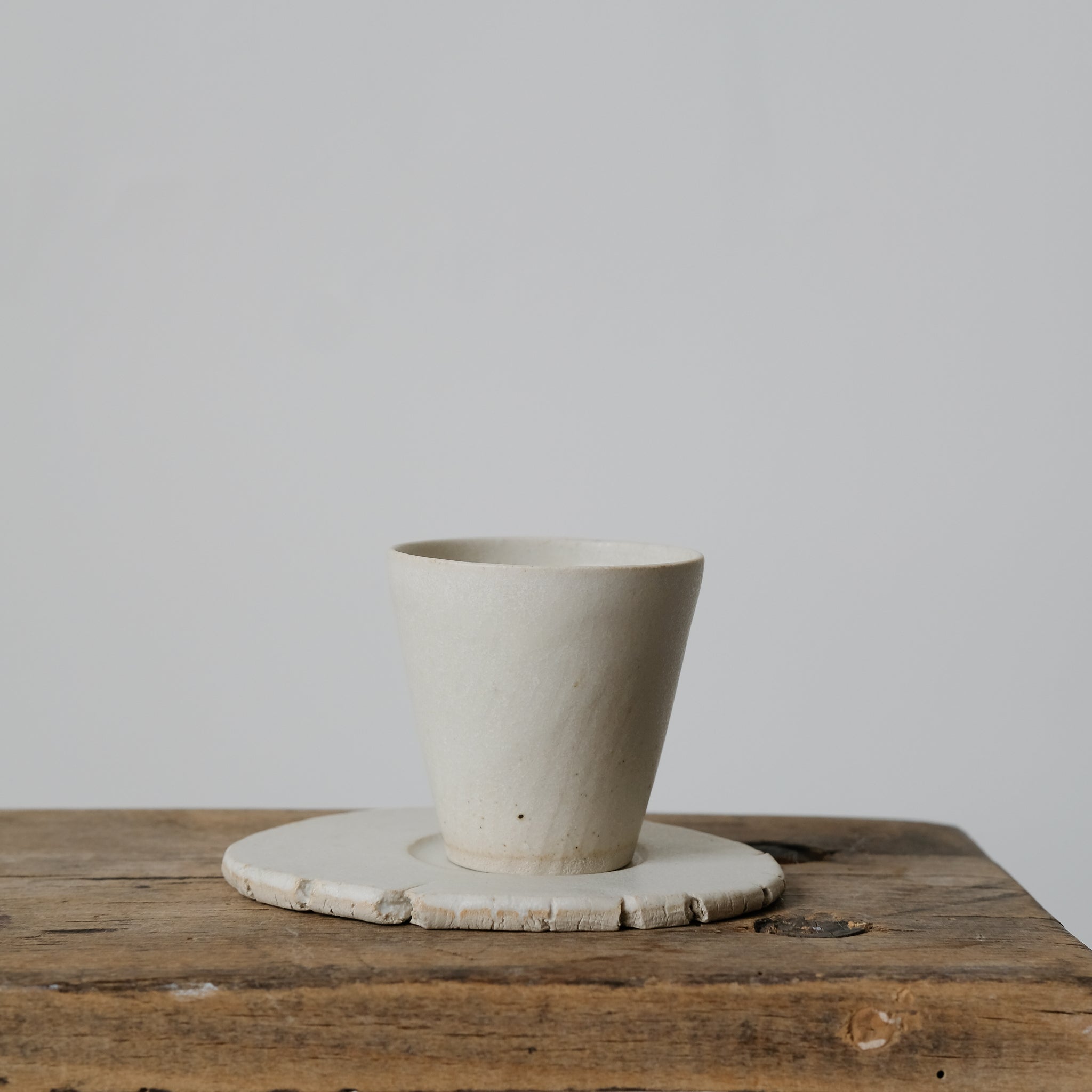 Set soucoupe et tasse blanc mat de Louise Noart pour Brutal