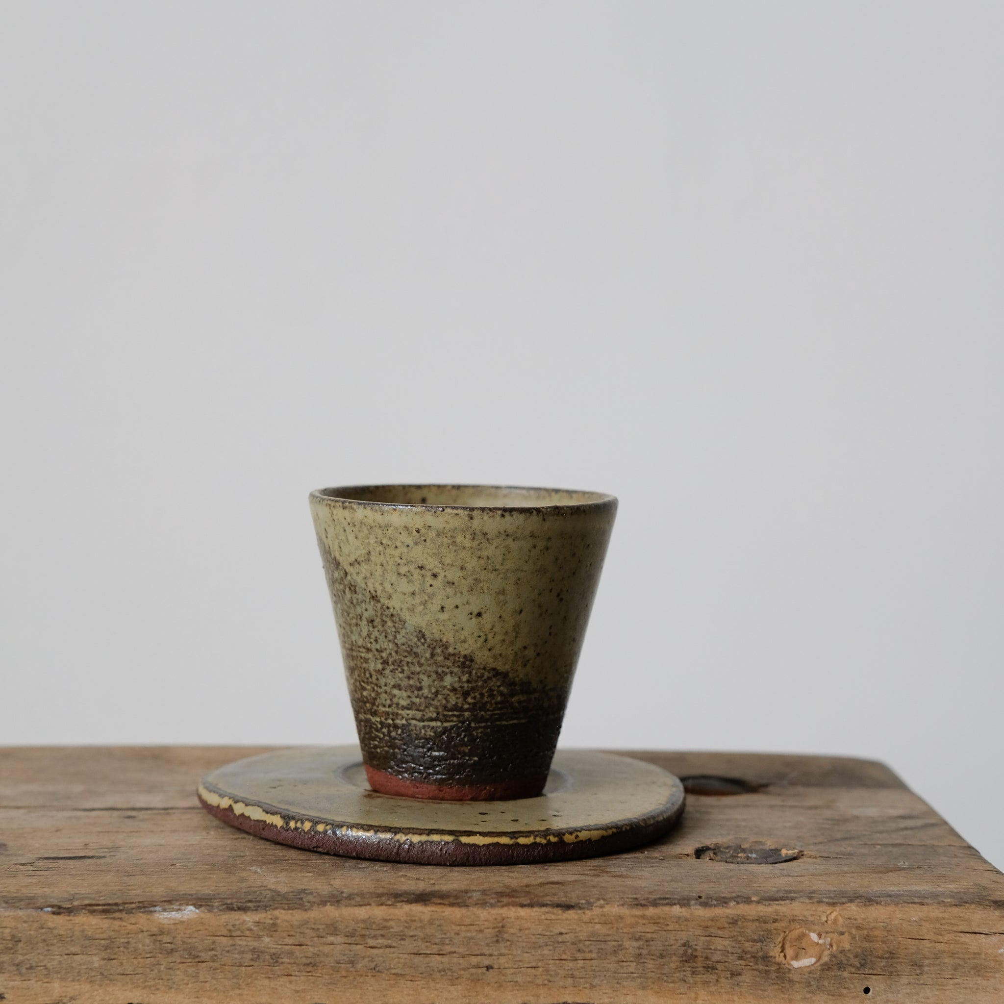 Set soucoupe et tasse kaki de Louise Noart pour Brutal