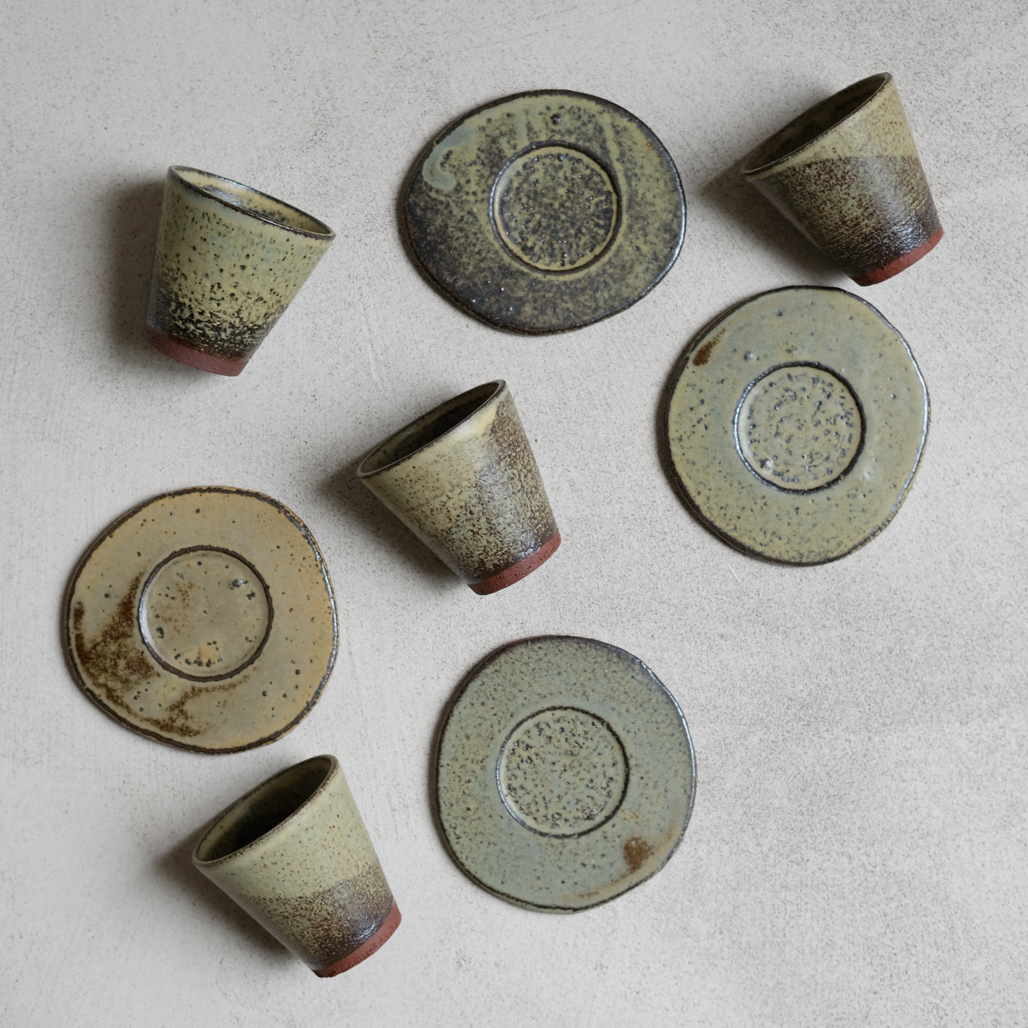 Set soucoupe et tasse kaki de Louise Noart pour Brutal