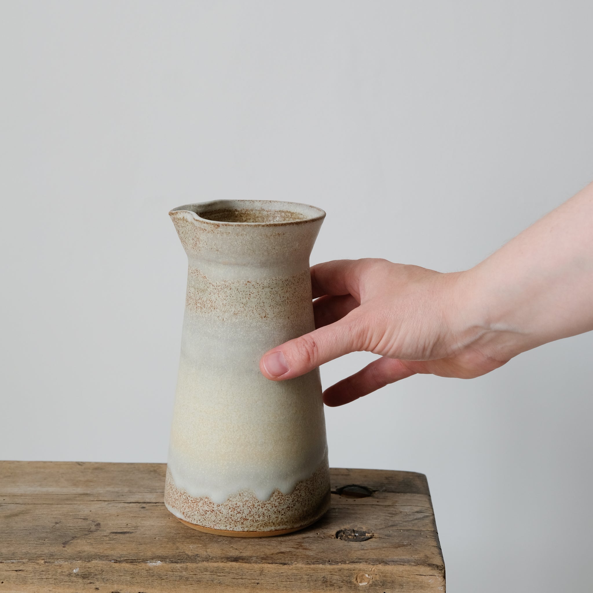Pichet en grès roux, beige par Louise Noart pour Brutal Ceramics