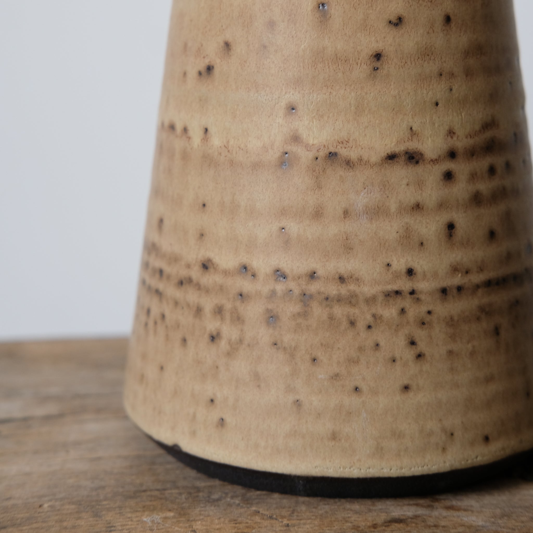 Pichet en grès noir, chocolat par Louise Noart pour Brutal Ceramics