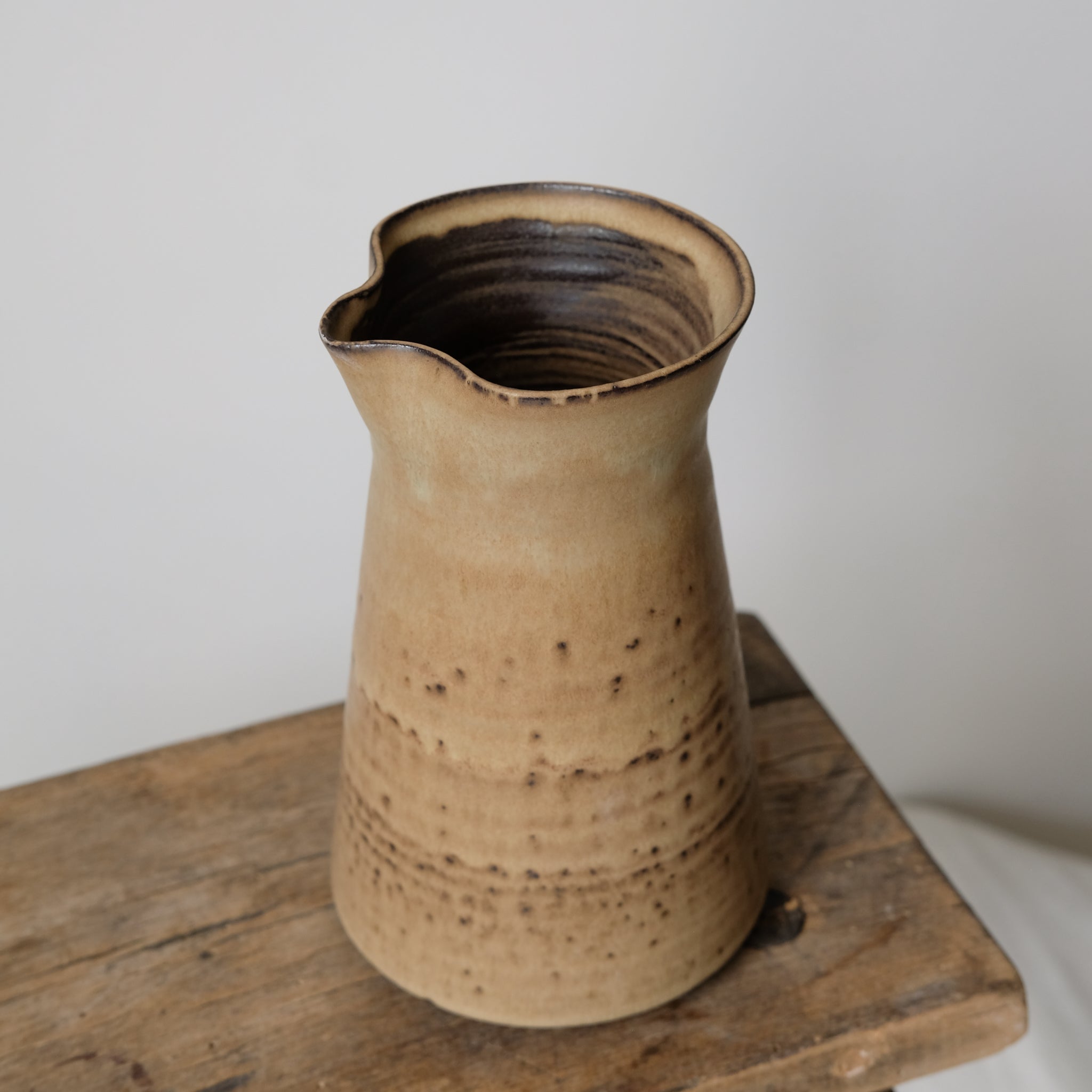 Pichet en grès noir, chocolat par Louise Noart pour Brutal Ceramics
